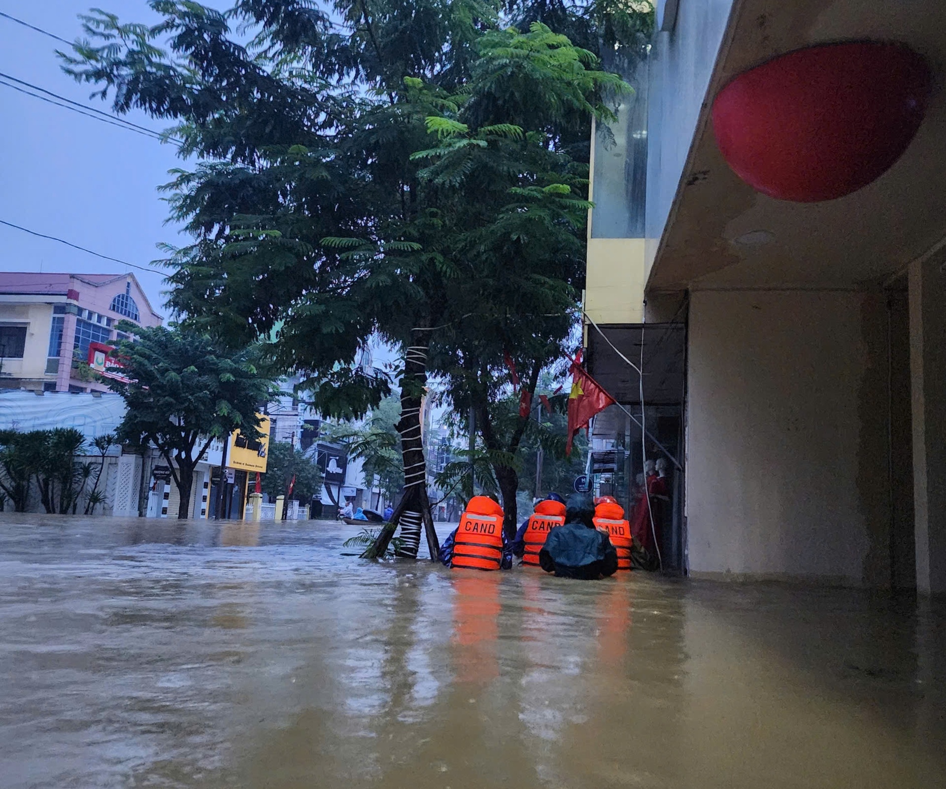 Lũ lịch sử 'nhấn chìm' nhiều bệnh viện ở Huế, nhiều nơi ở Đà Nẵng cô lập - 2
