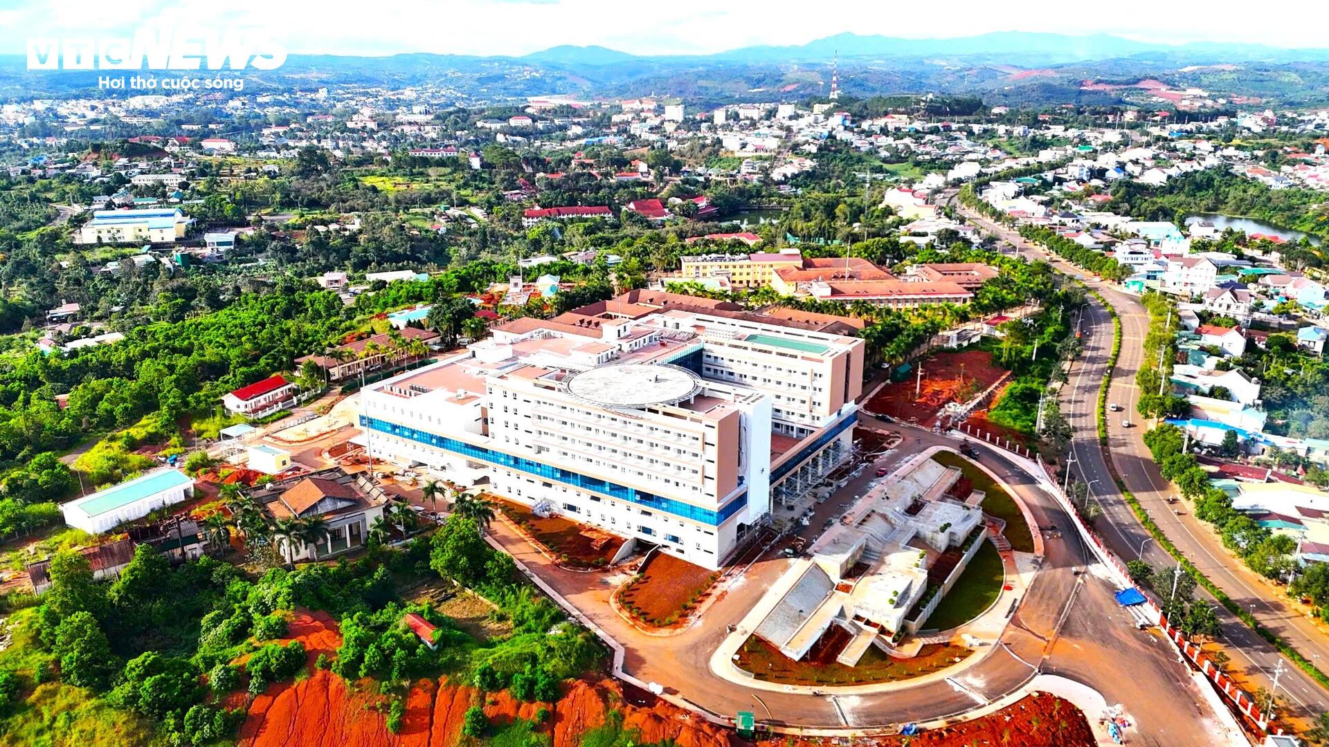 Cận cảnh bệnh viện có bãi đáp trực thăng đầu tiên ở Tây Nguyên - 1