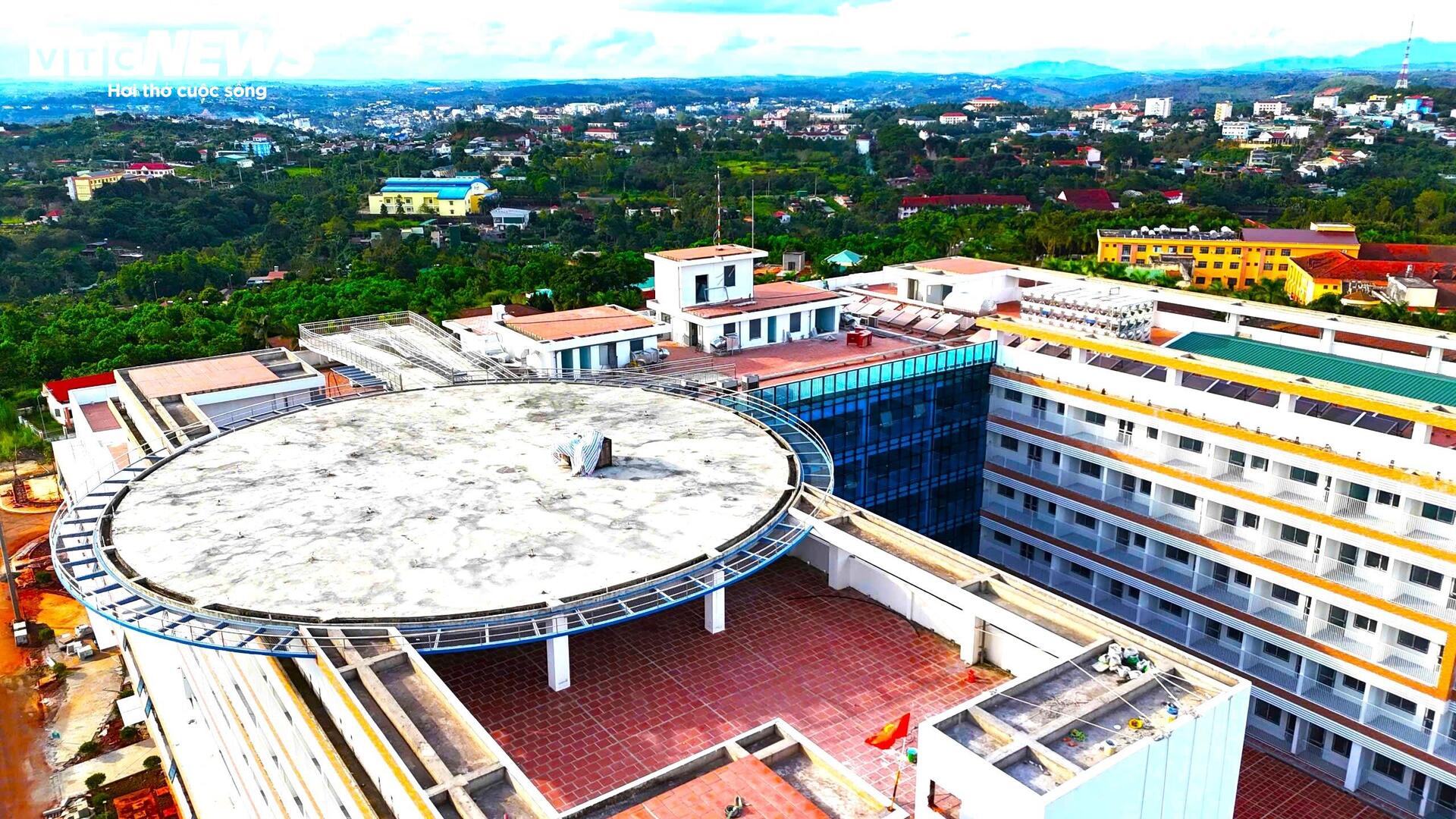 Cận cảnh bệnh viện có bãi đáp trực thăng đầu tiên ở Tây Nguyên - 2