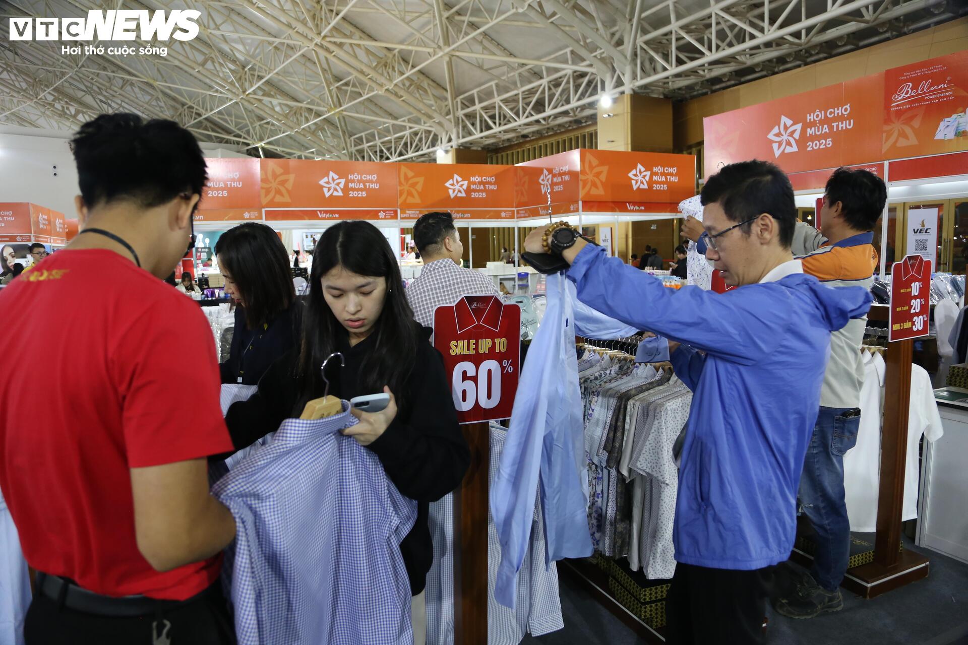 'Thiên đường' mua sắm tại Hội chợ mùa Thu 2025: La liệt hàng giảm giá 'sốc' - 6