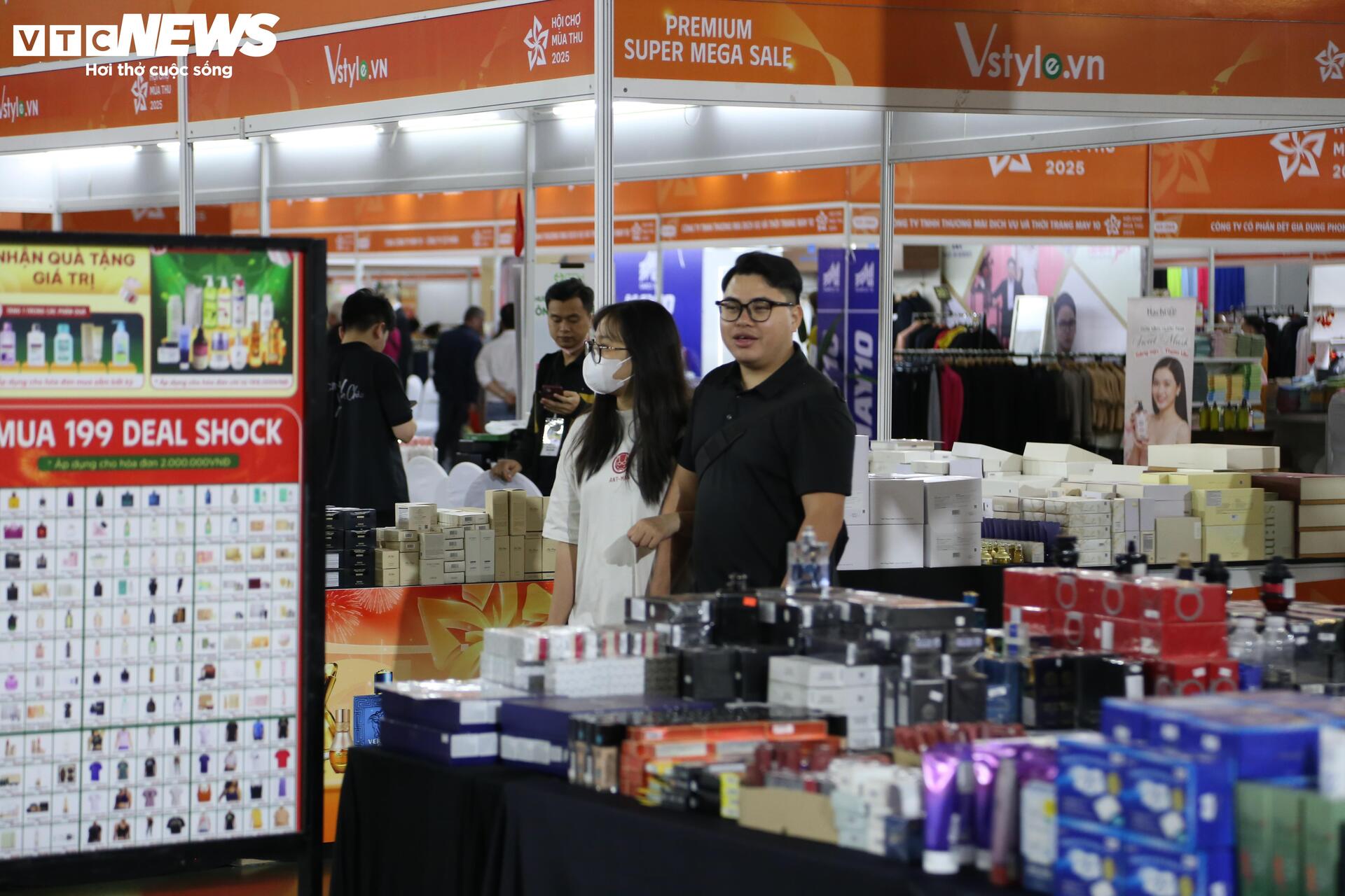 'Thiên đường' mua sắm tại Hội chợ mùa Thu 2025: La liệt hàng giảm giá 'sốc' - 8