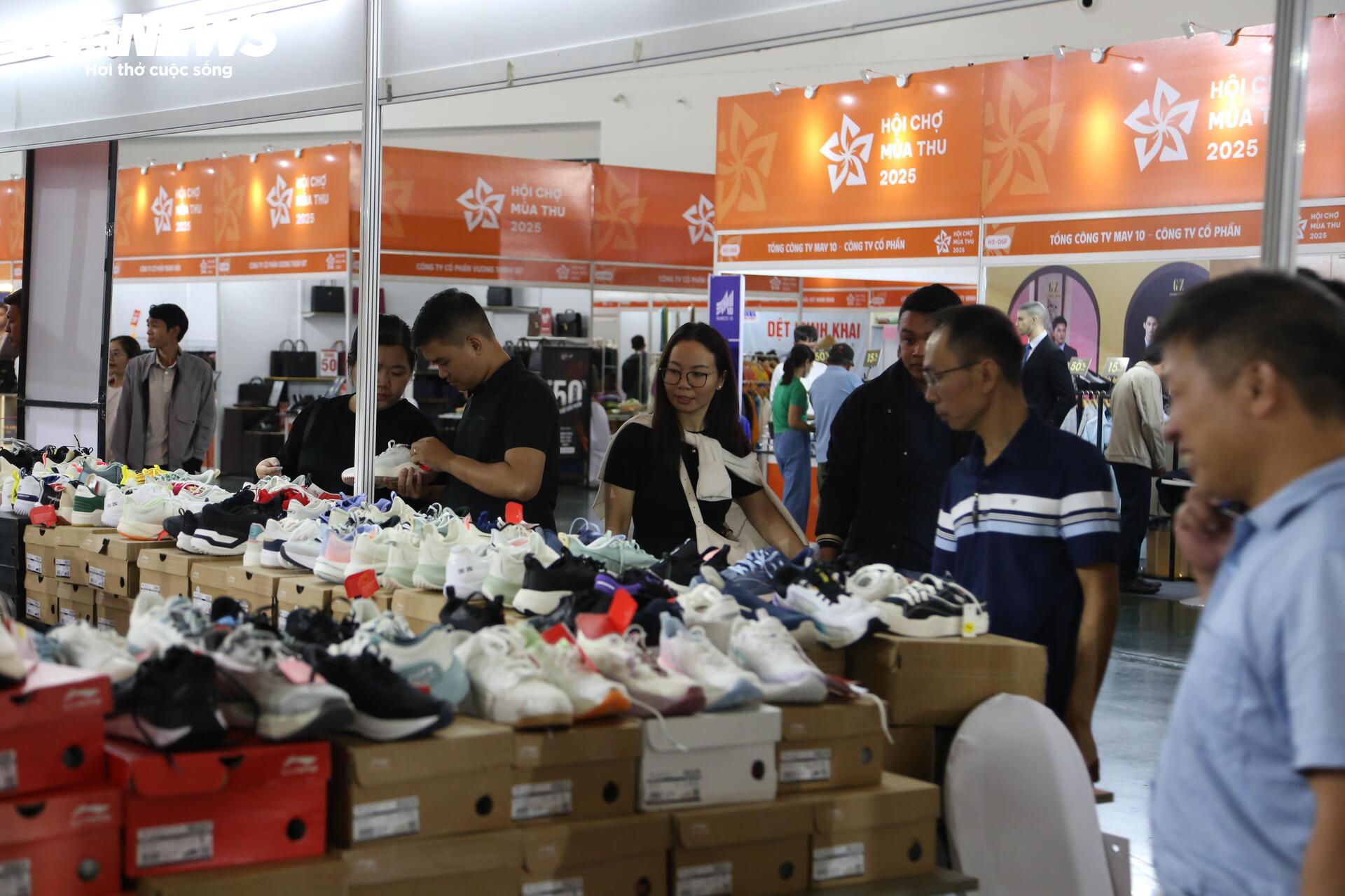 'Thiên đường' mua sắm tại Hội chợ mùa Thu 2025: La liệt hàng giảm giá 'sốc' - 4