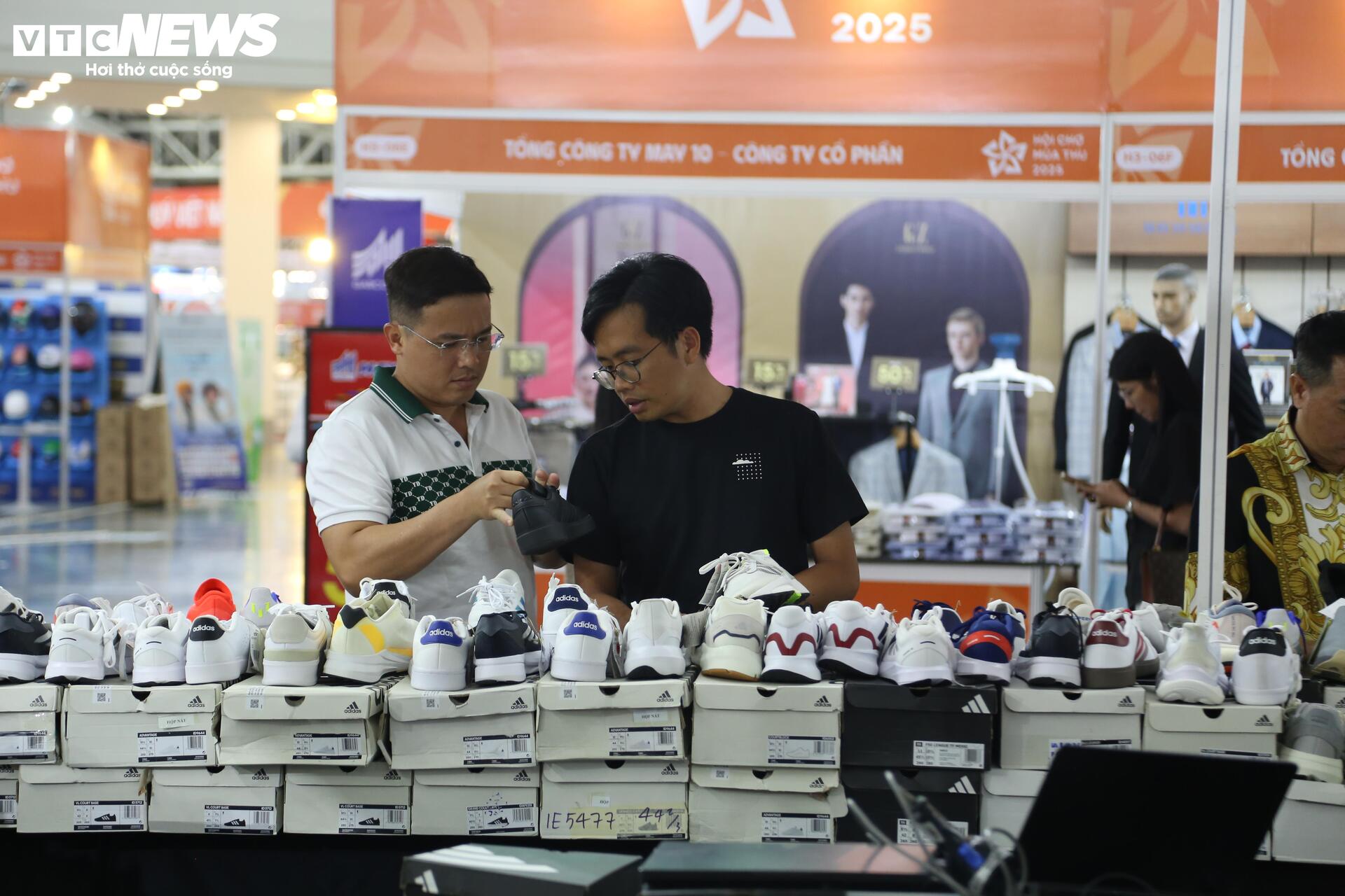 'Thiên đường' mua sắm tại Hội chợ mùa Thu 2025: La liệt hàng giảm giá 'sốc' - 5