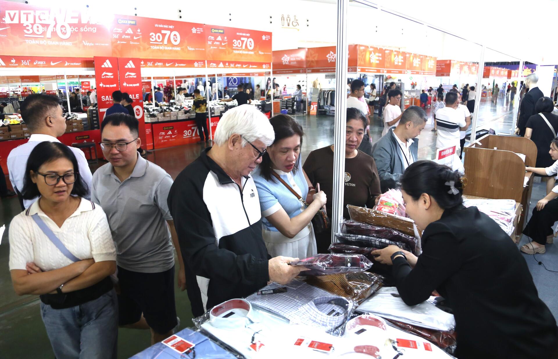 'Thiên đường' mua sắm tại Hội chợ mùa Thu 2025: La liệt hàng giảm giá 'sốc' - 1