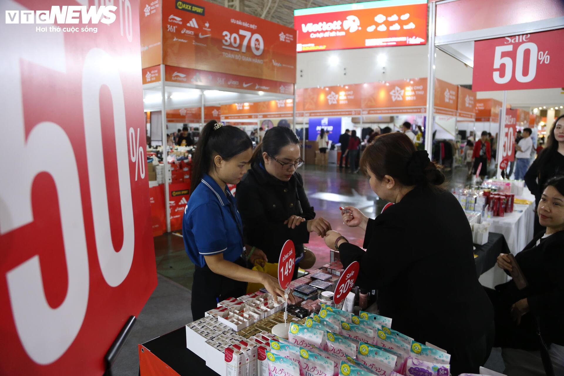 'Thiên đường' mua sắm tại Hội chợ mùa Thu 2025: La liệt hàng giảm giá 'sốc' - 7