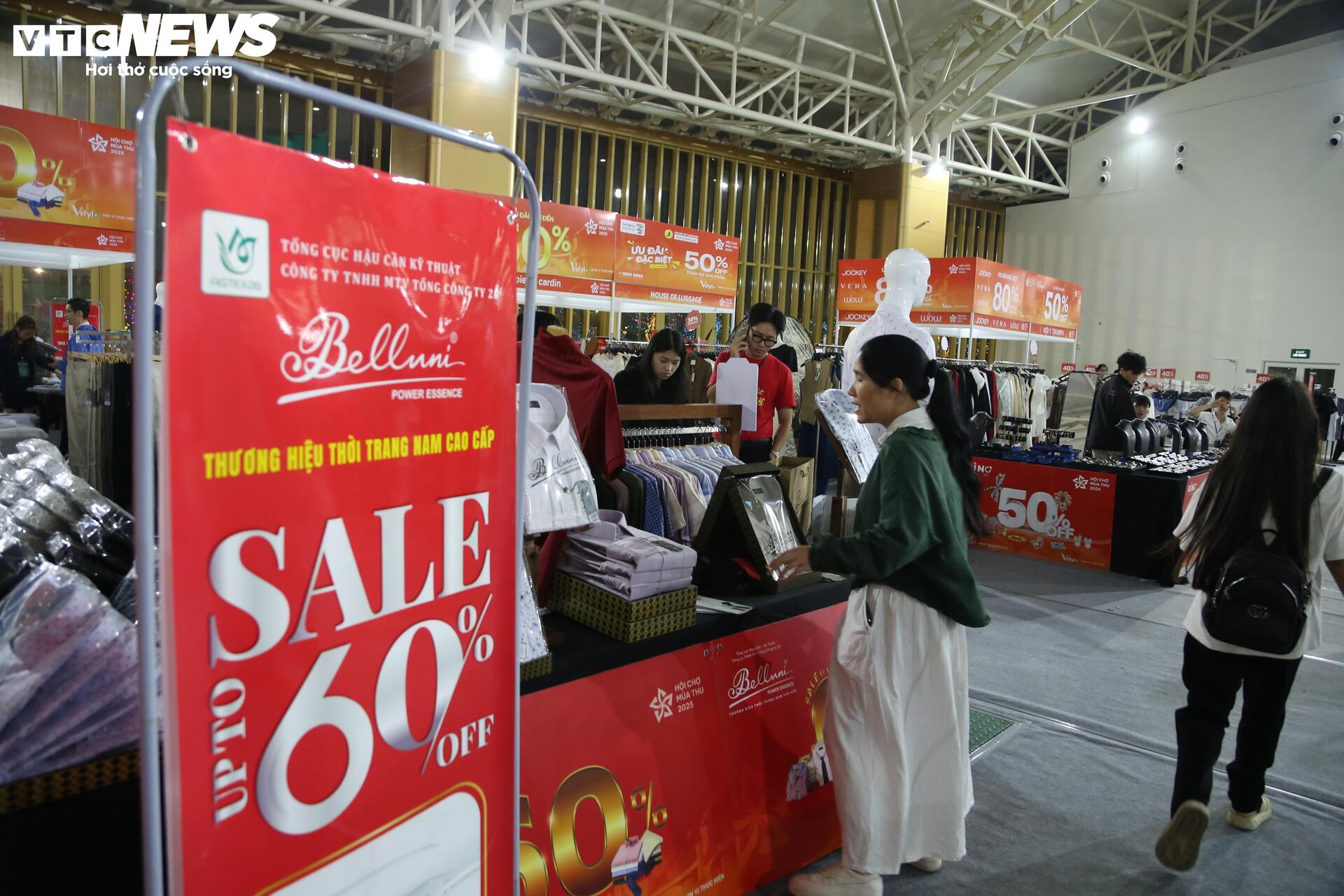 'Thiên đường' mua sắm tại Hội chợ mùa Thu 2025: La liệt hàng giảm giá 'sốc' - 10