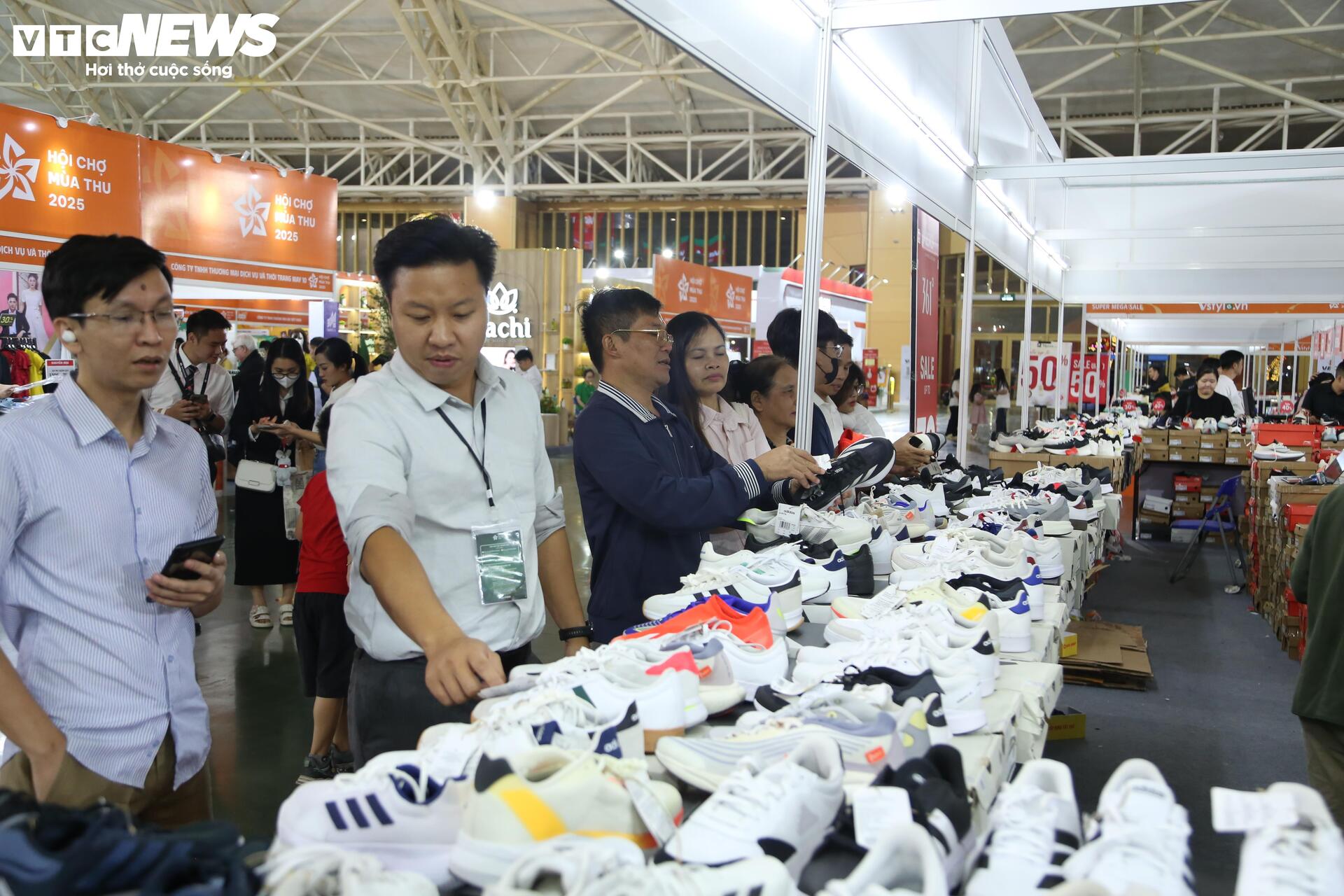 'Thiên đường' mua sắm tại Hội chợ mùa Thu 2025: La liệt hàng giảm giá 'sốc' - 3