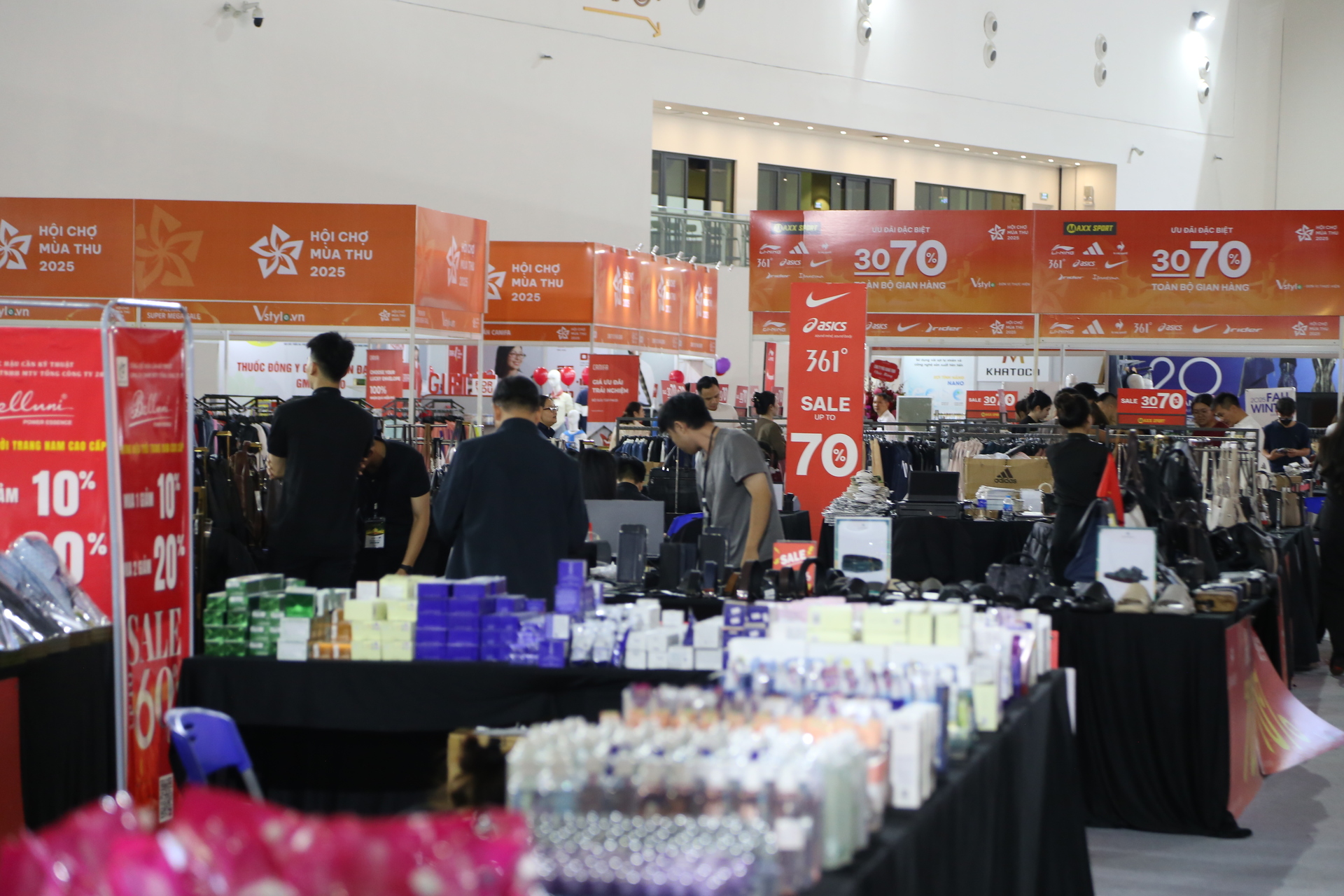 'Thiên đường' mua sắm tại Hội chợ mùa Thu 2025: La liệt hàng giảm giá 'sốc' - 9