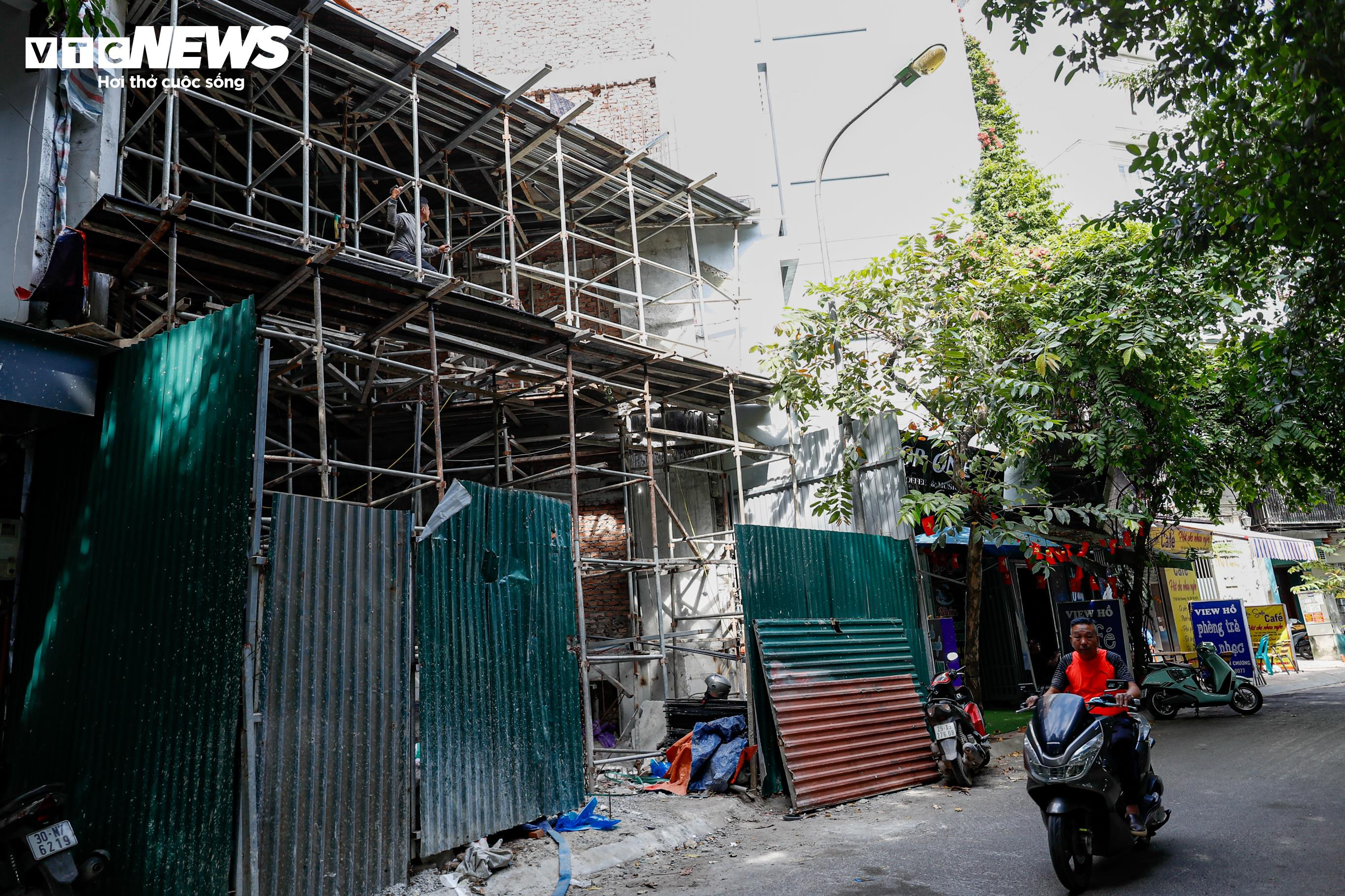 Hiểm họa rình rập khi đi qua những công trình đang xây dựng, phá dỡ ở Hà Nội - 4