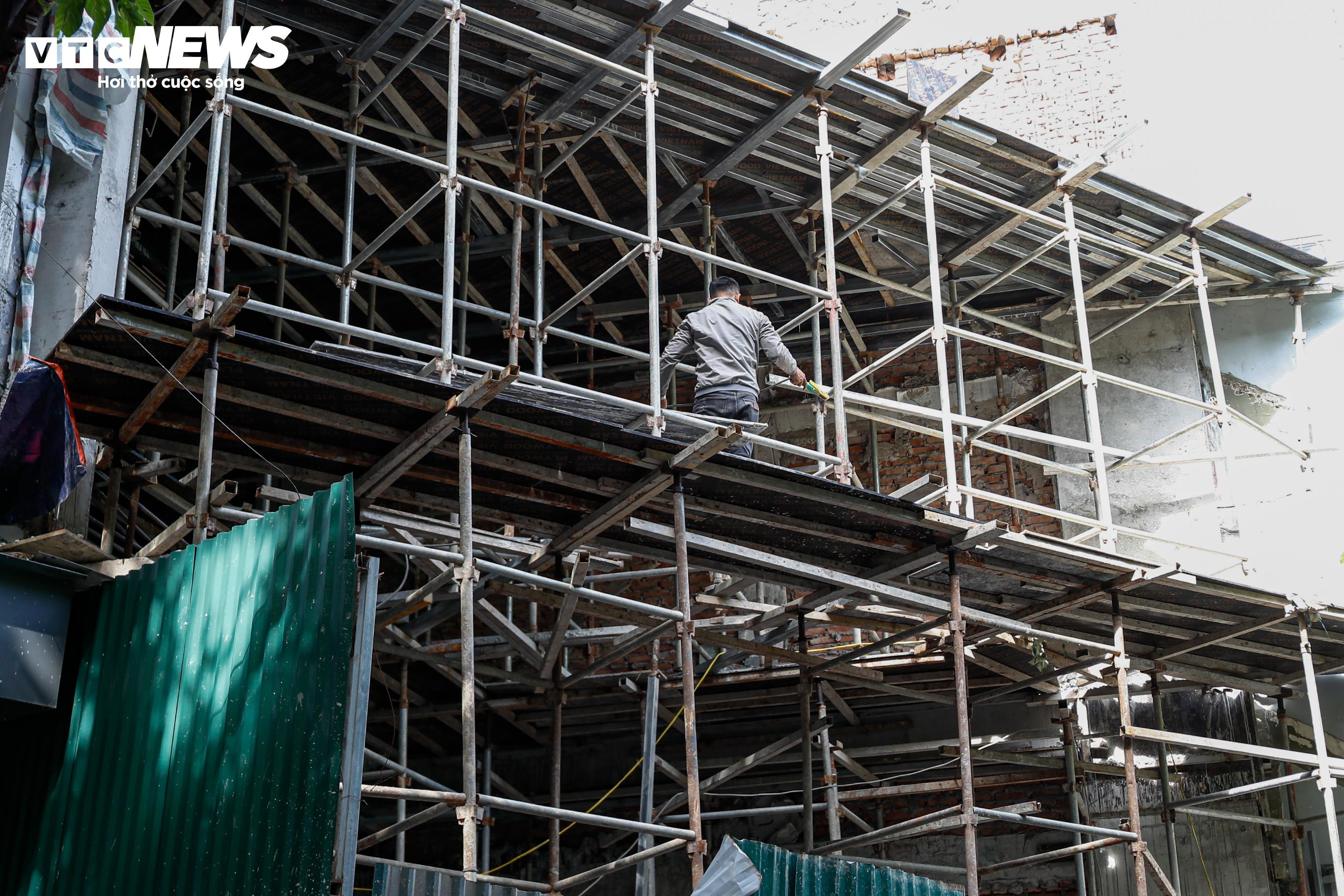 Hiểm họa rình rập khi đi qua những công trình đang xây dựng, phá dỡ ở Hà Nội - 5