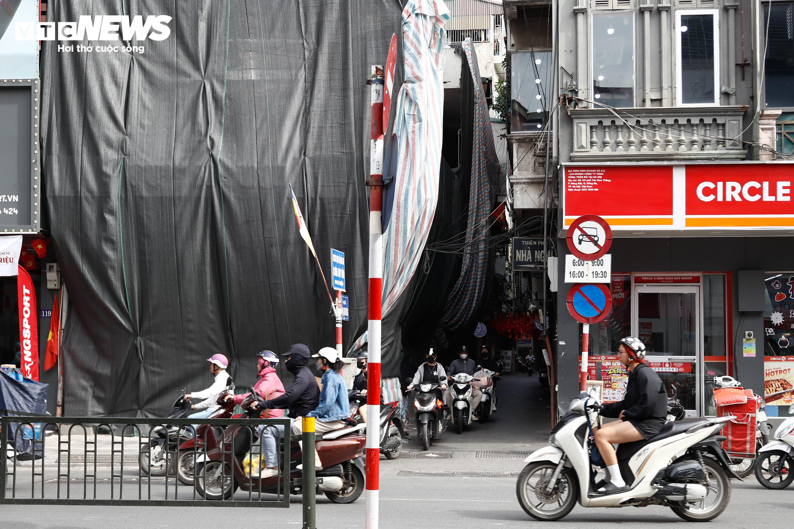 Hiểm họa rình rập khi đi qua những công trình đang xây dựng, phá dỡ ở Hà Nội - 2