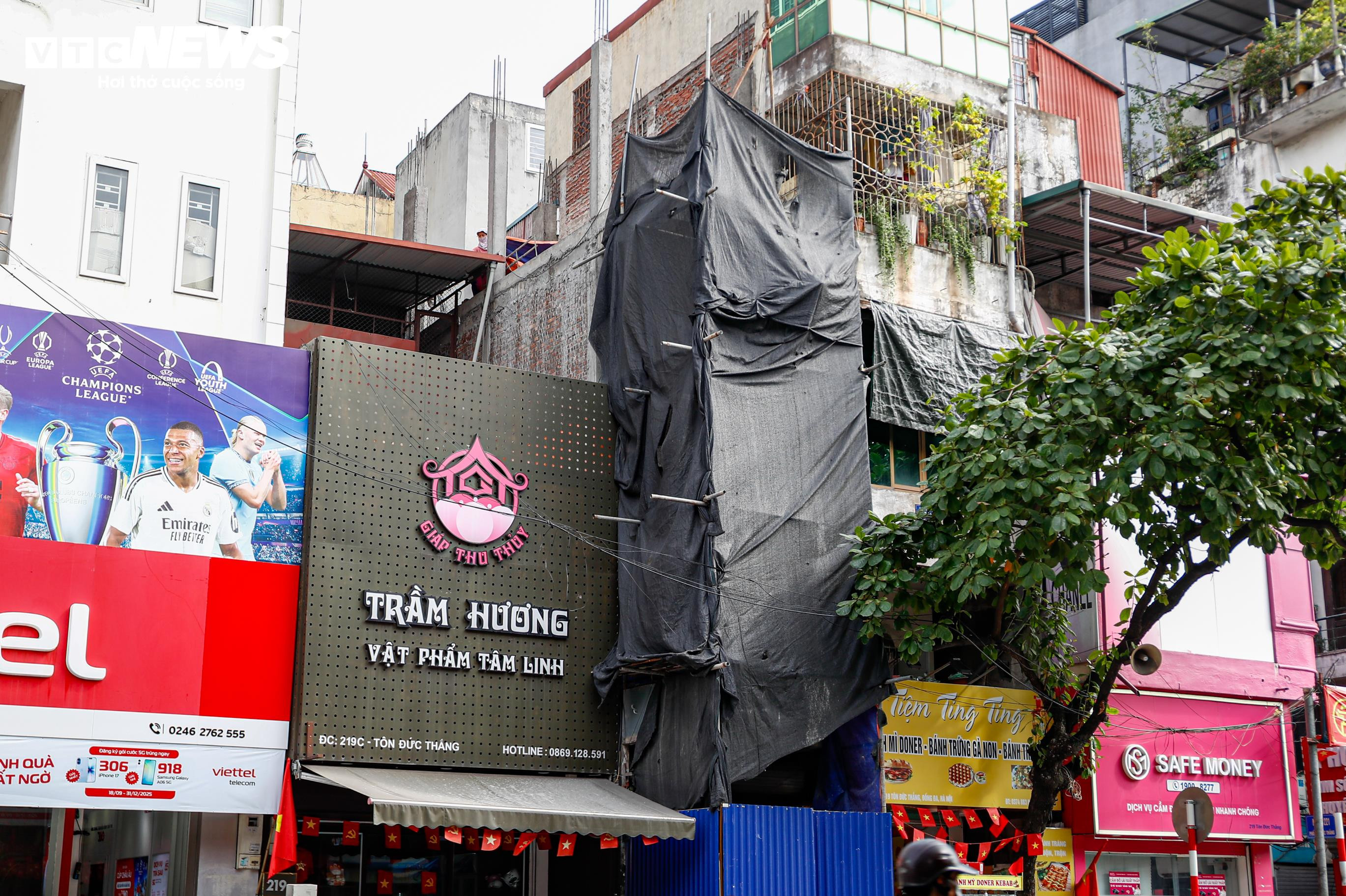 Hiểm họa rình rập khi đi qua những công trình đang xây dựng, phá dỡ ở Hà Nội - 1