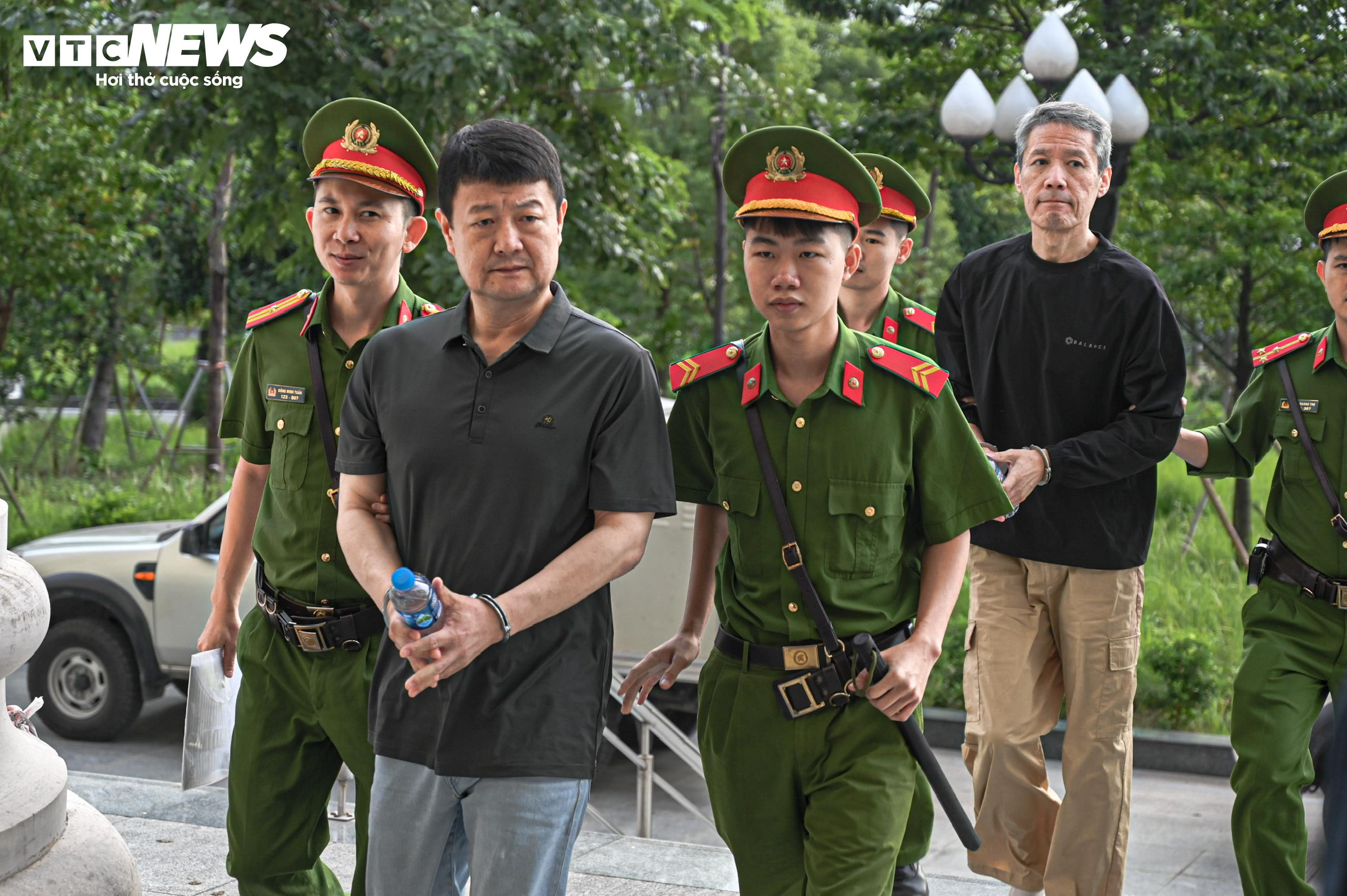 Dẫn giải các bị cáo trong vụ đánh bạc tại khách sạn Pullman - 1