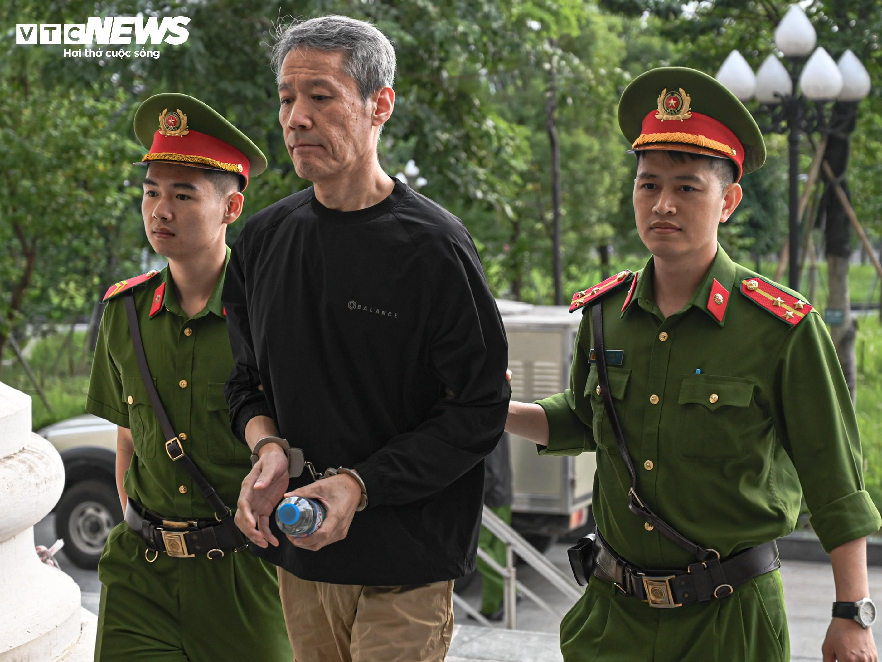 Dẫn giải các bị cáo trong vụ đánh bạc tại khách sạn Pullman - 2