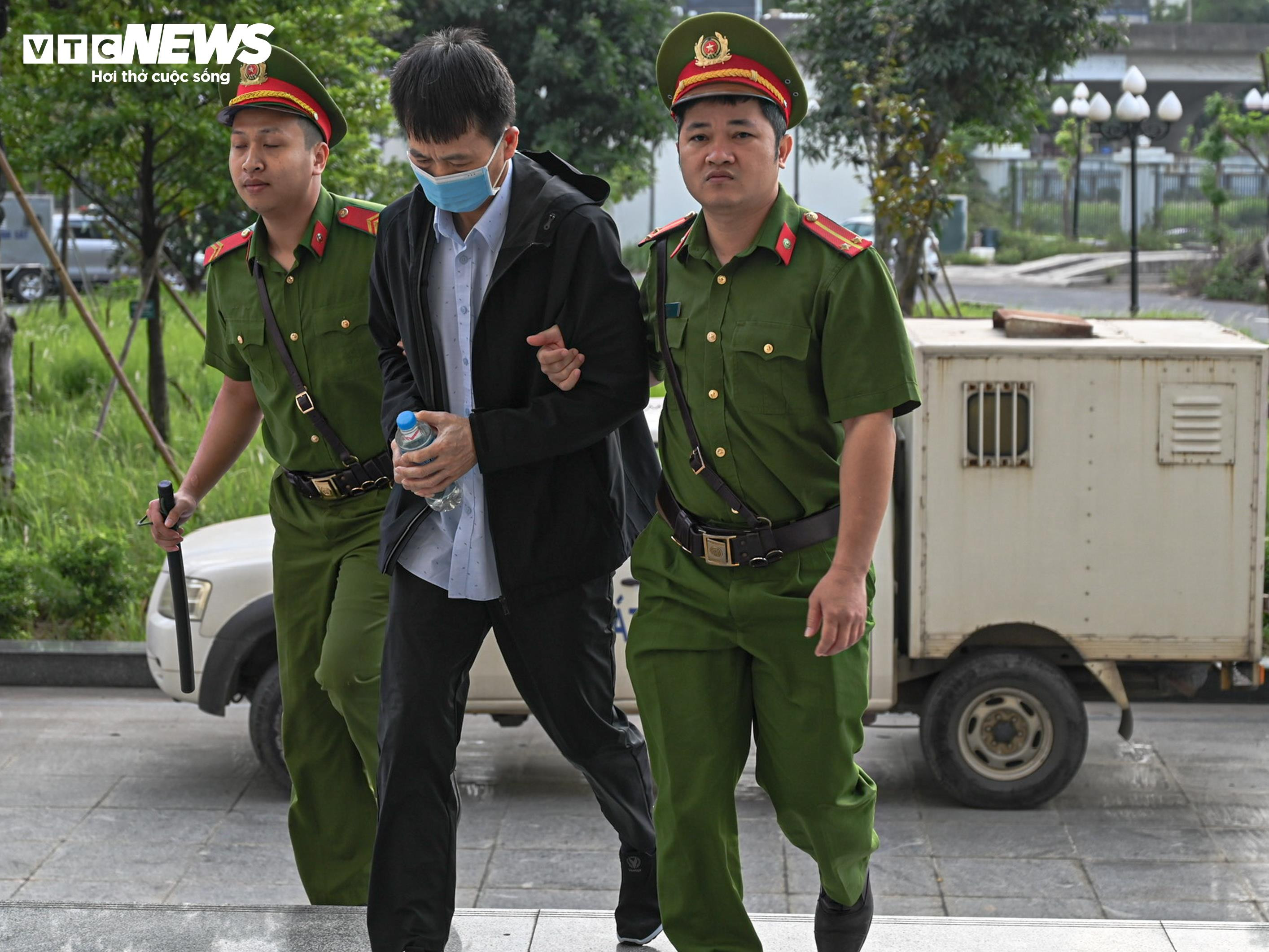 Dẫn giải các bị cáo trong vụ đánh bạc tại khách sạn Pullman - 3