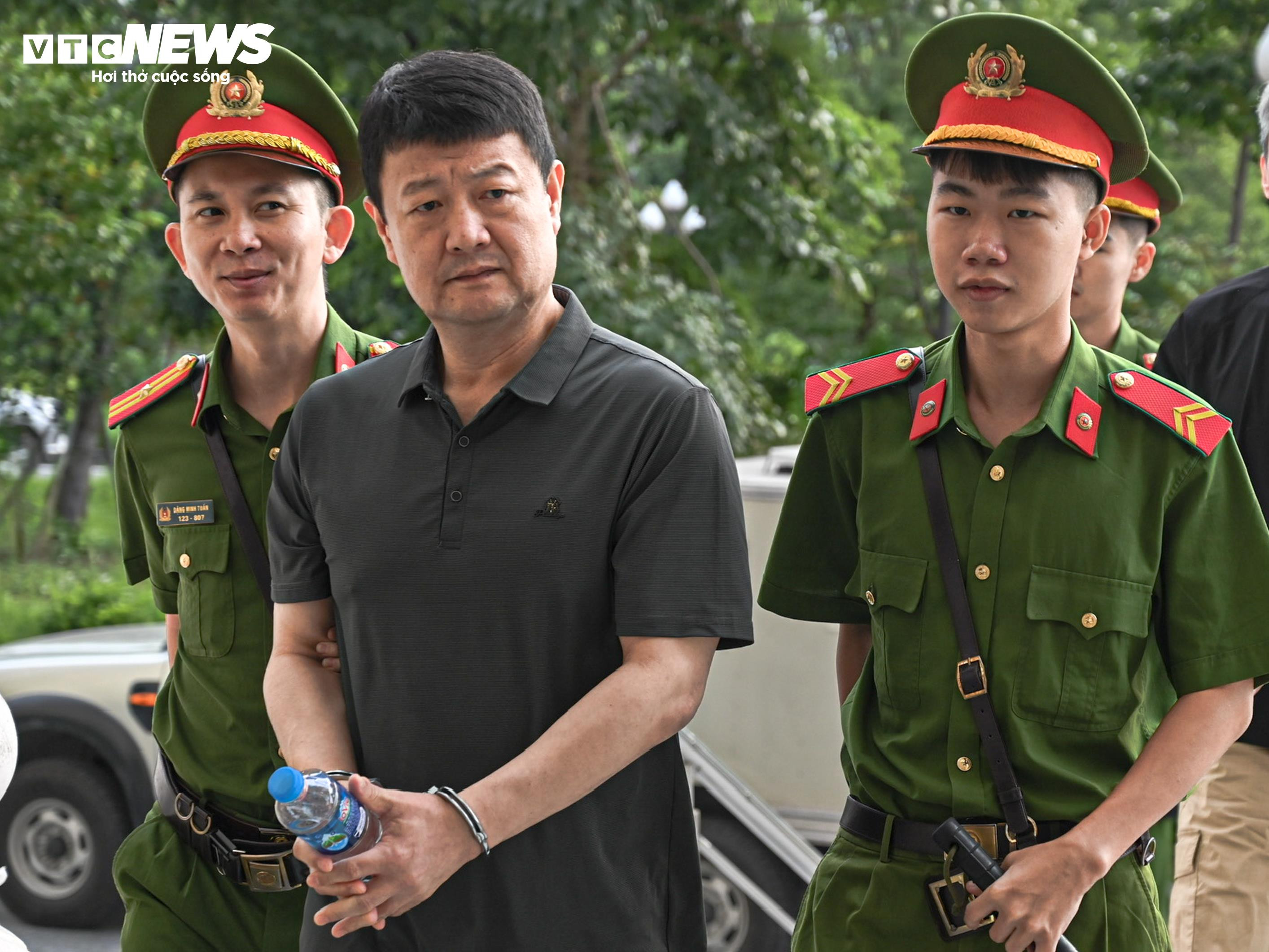 Dẫn giải các bị cáo trong vụ đánh bạc tại khách sạn Pullman - 4