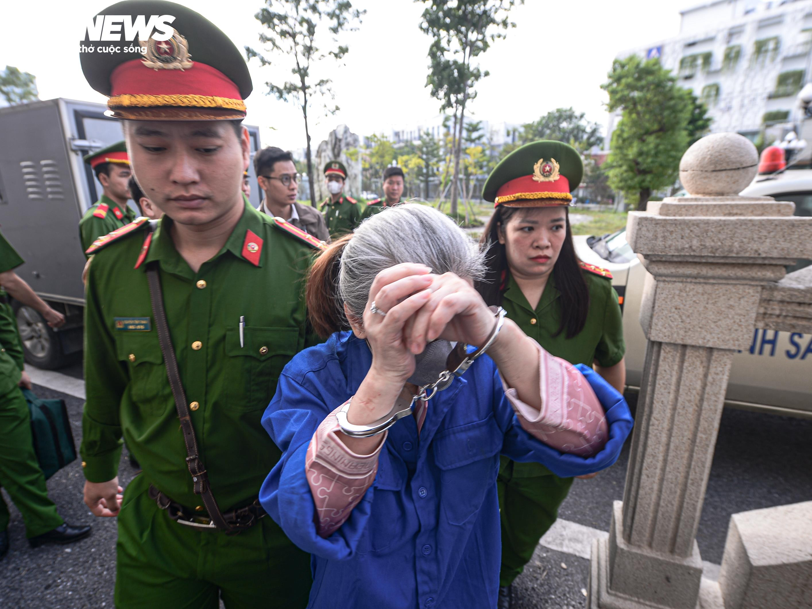 Dẫn giải các bị cáo trong vụ đánh bạc tại khách sạn Pullman - 5