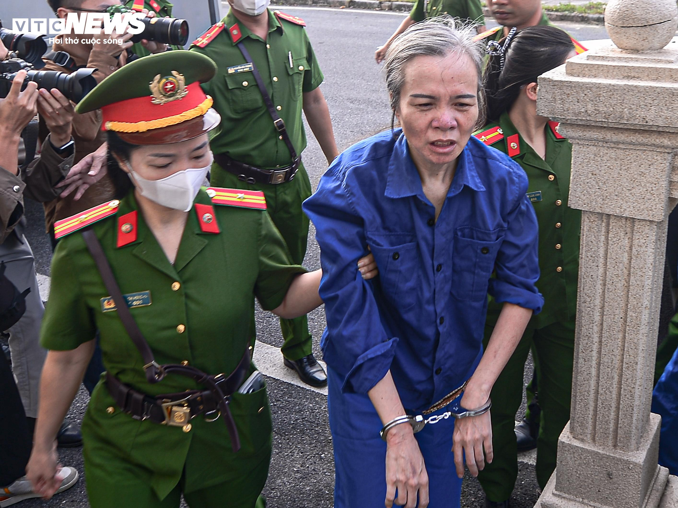 Dẫn giải các bị cáo trong vụ đánh bạc tại khách sạn Pullman - 7