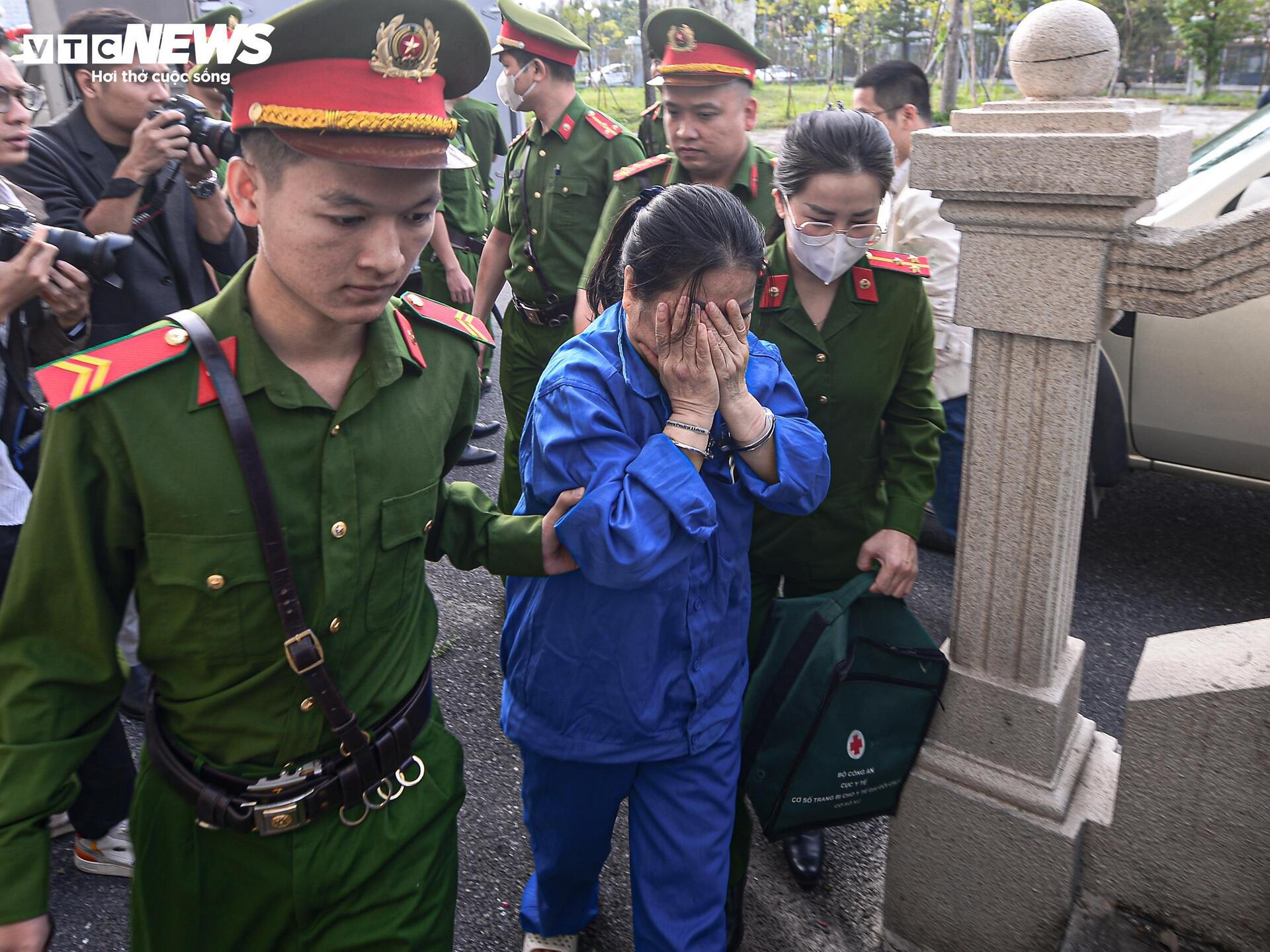 Dẫn giải các bị cáo trong vụ đánh bạc tại khách sạn Pullman - 8