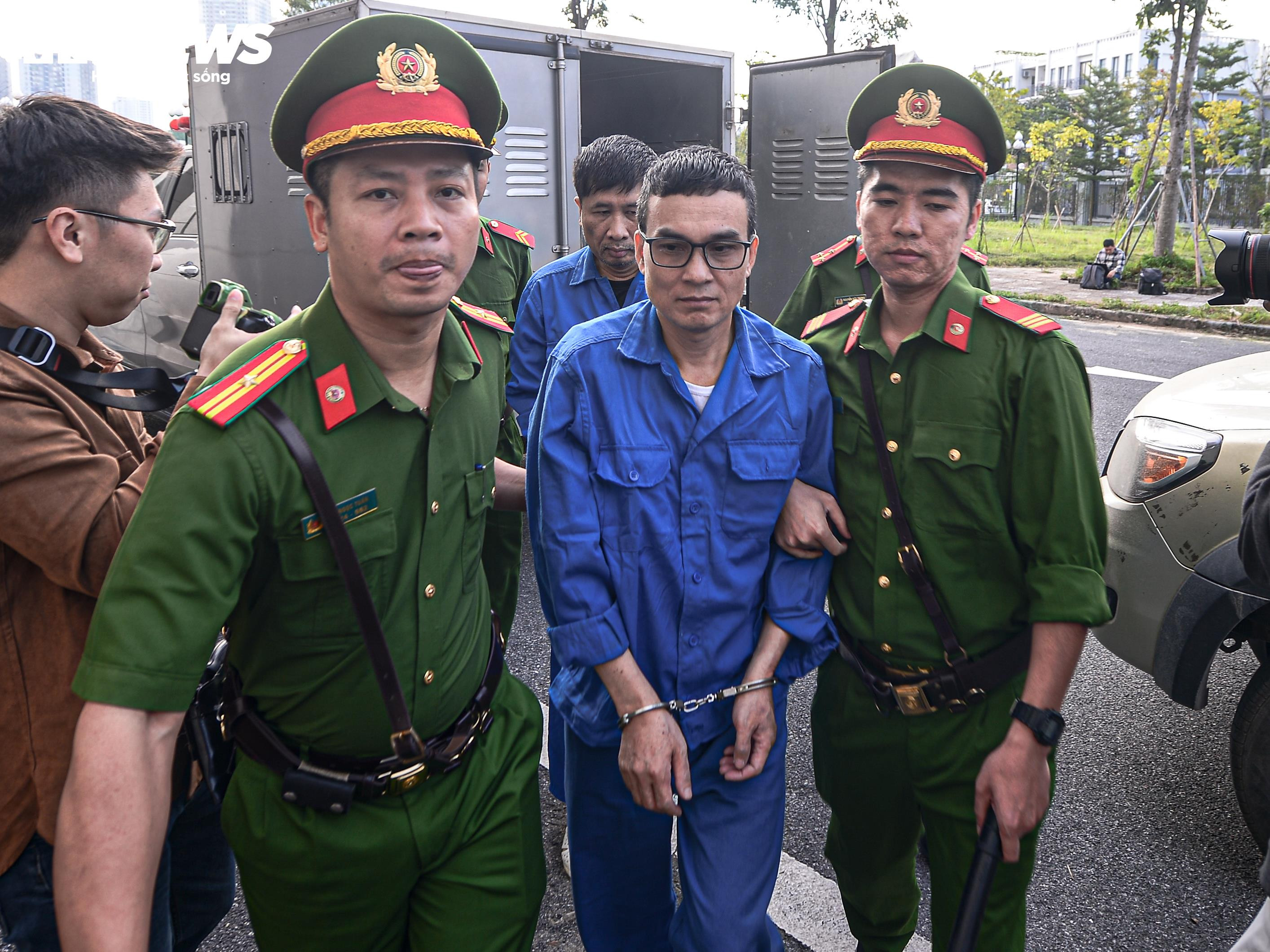 Dẫn giải các bị cáo trong vụ đánh bạc tại khách sạn Pullman - 9