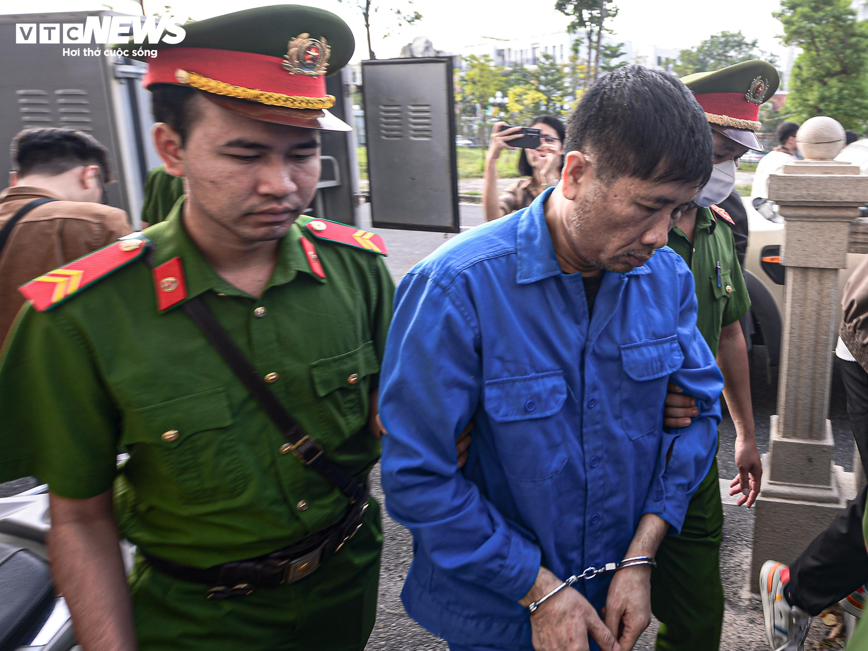 Dẫn giải các bị cáo trong vụ đánh bạc tại khách sạn Pullman - 6