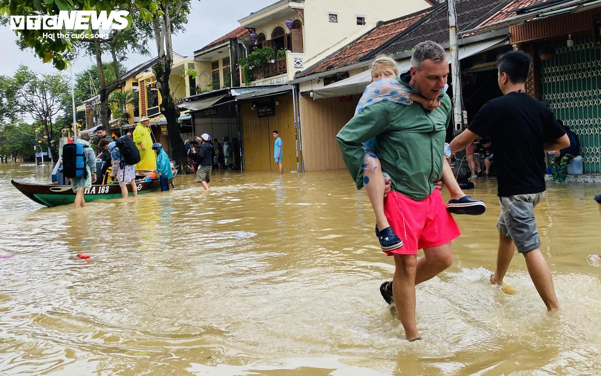2 ngày trải nghiệm ngập lụt của khách Tây ở Hội An: 'Chuyến du lịch đáng nhớ' - 7