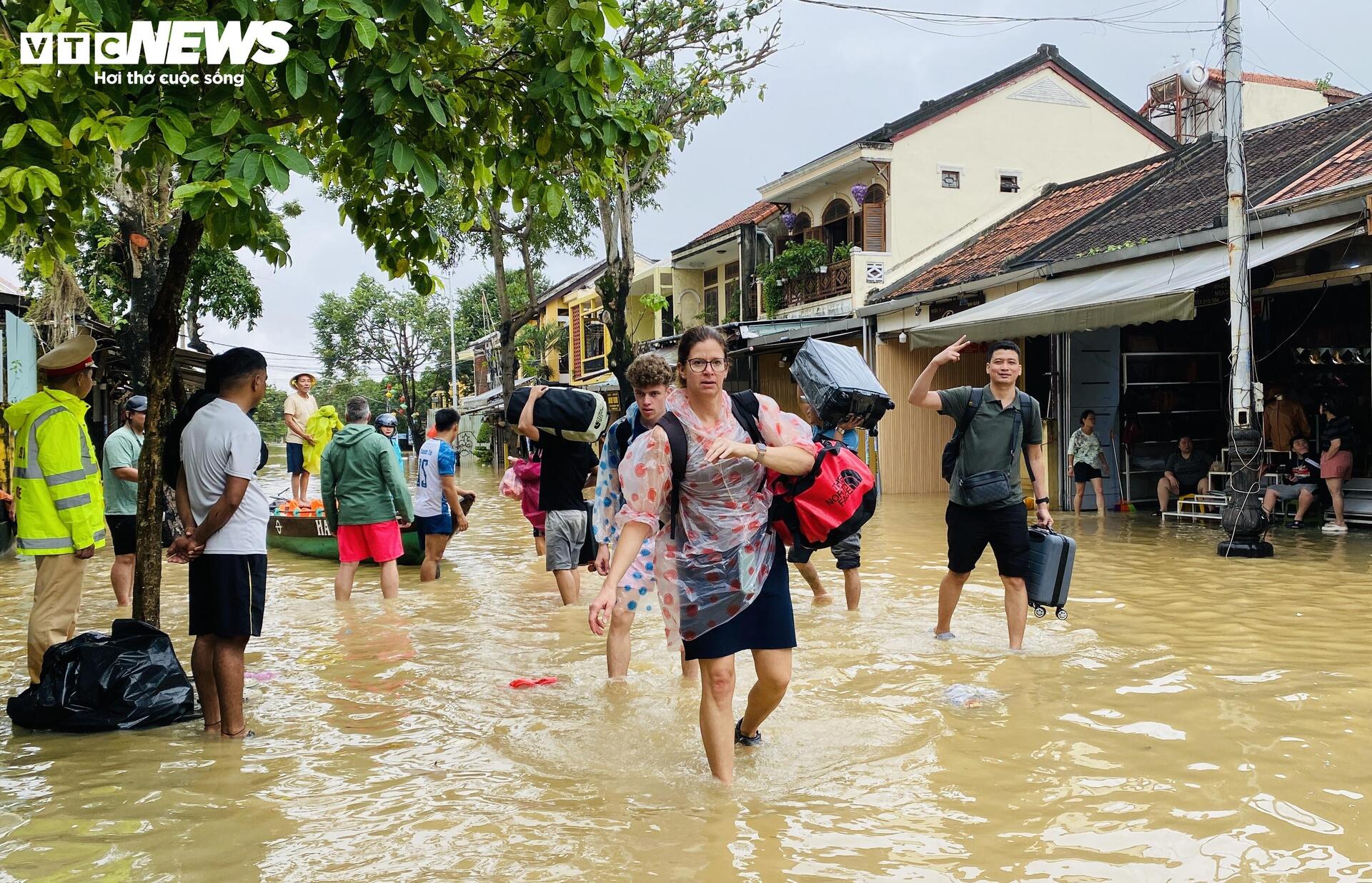 2 ngày trải nghiệm ngập lụt của khách Tây ở Hội An: 'Chuyến du lịch đáng nhớ' - 10