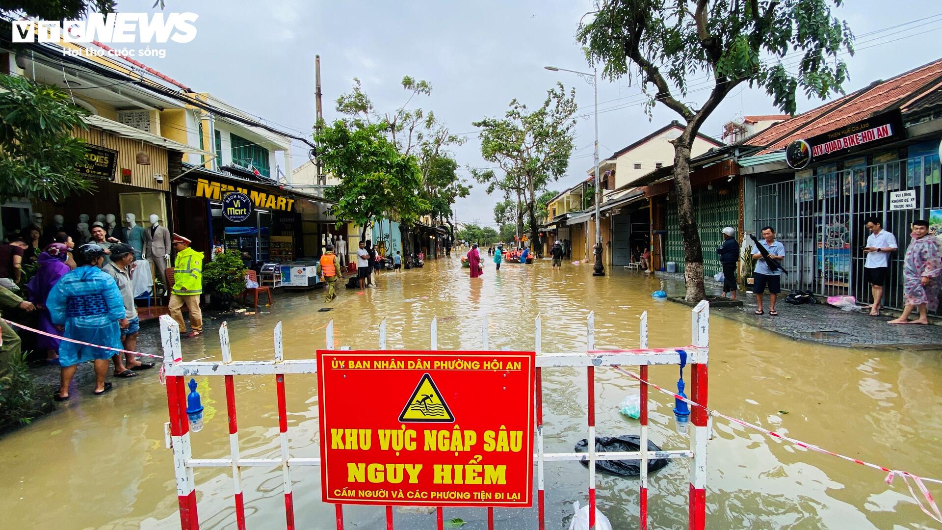 2 ngày trải nghiệm ngập lụt của khách Tây ở Hội An: 'Chuyến du lịch đáng nhớ' - 2