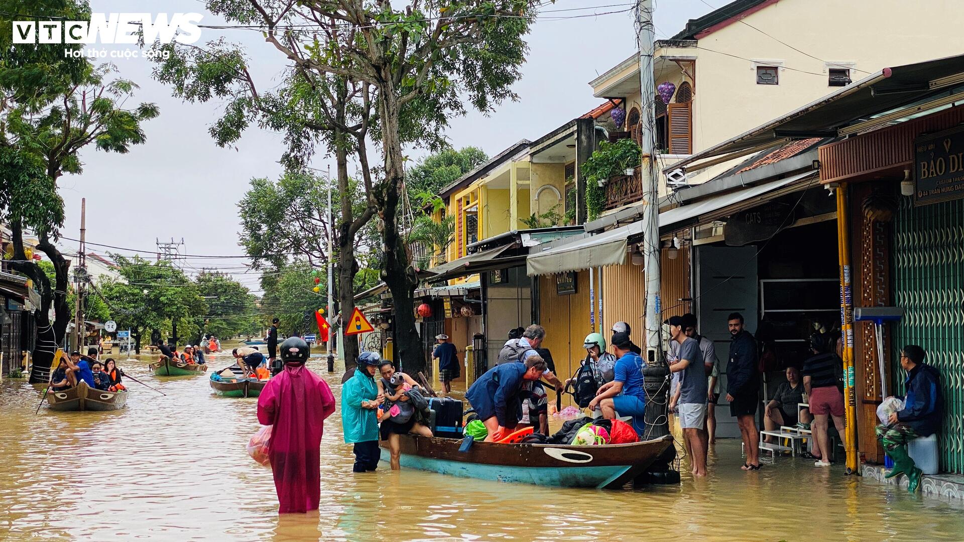 2 ngày trải nghiệm ngập lụt của khách Tây ở Hội An: 'Chuyến du lịch đáng nhớ' - 5