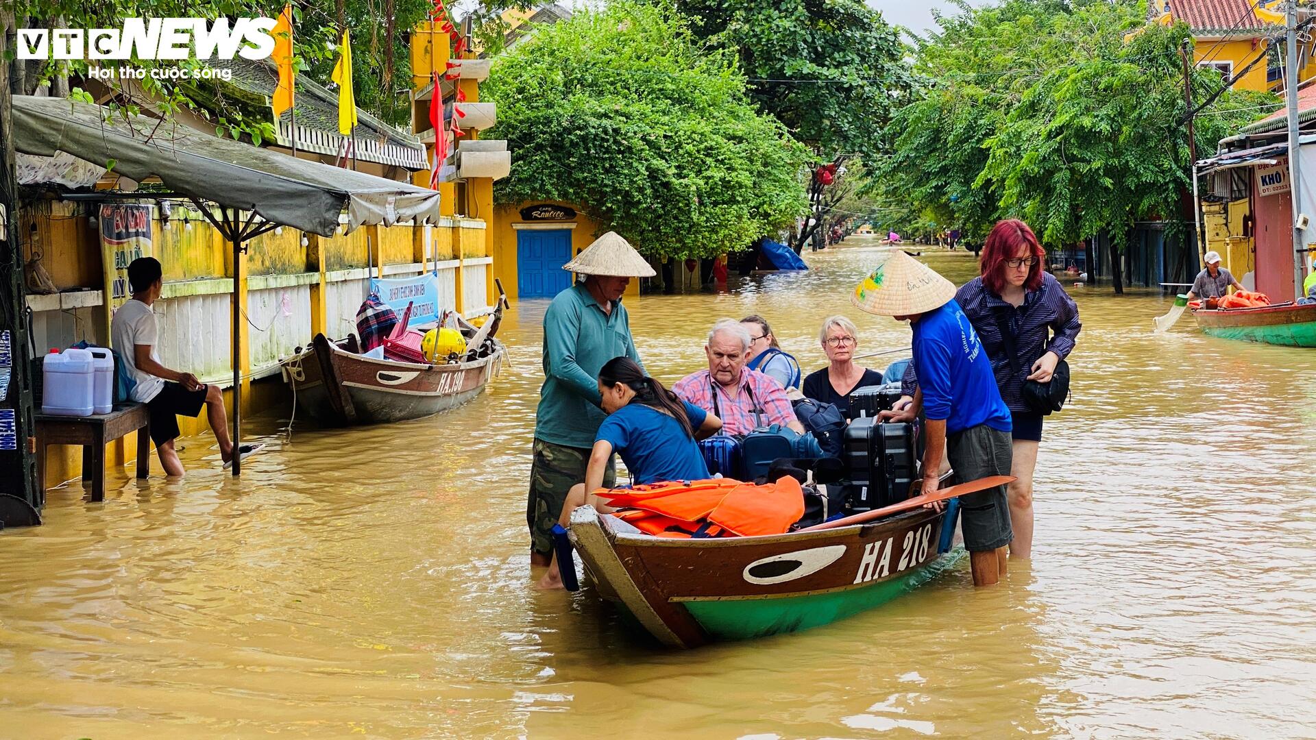 2 ngày trải nghiệm ngập lụt của khách Tây ở Hội An: 'Chuyến du lịch đáng nhớ' - 3