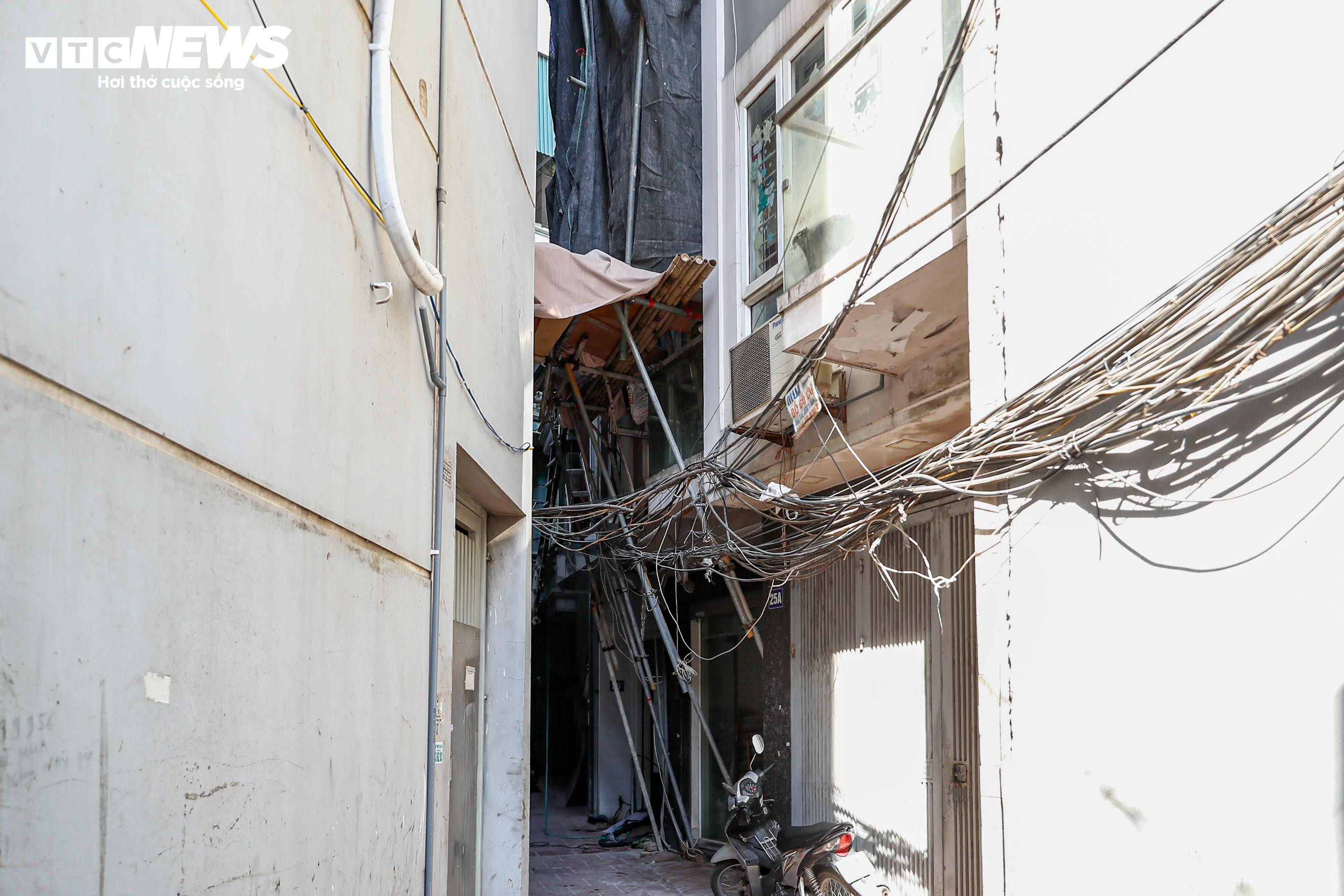 Hiểm họa rình rập khi đi qua những công trình đang xây dựng, phá dỡ ở Hà Nội - 6