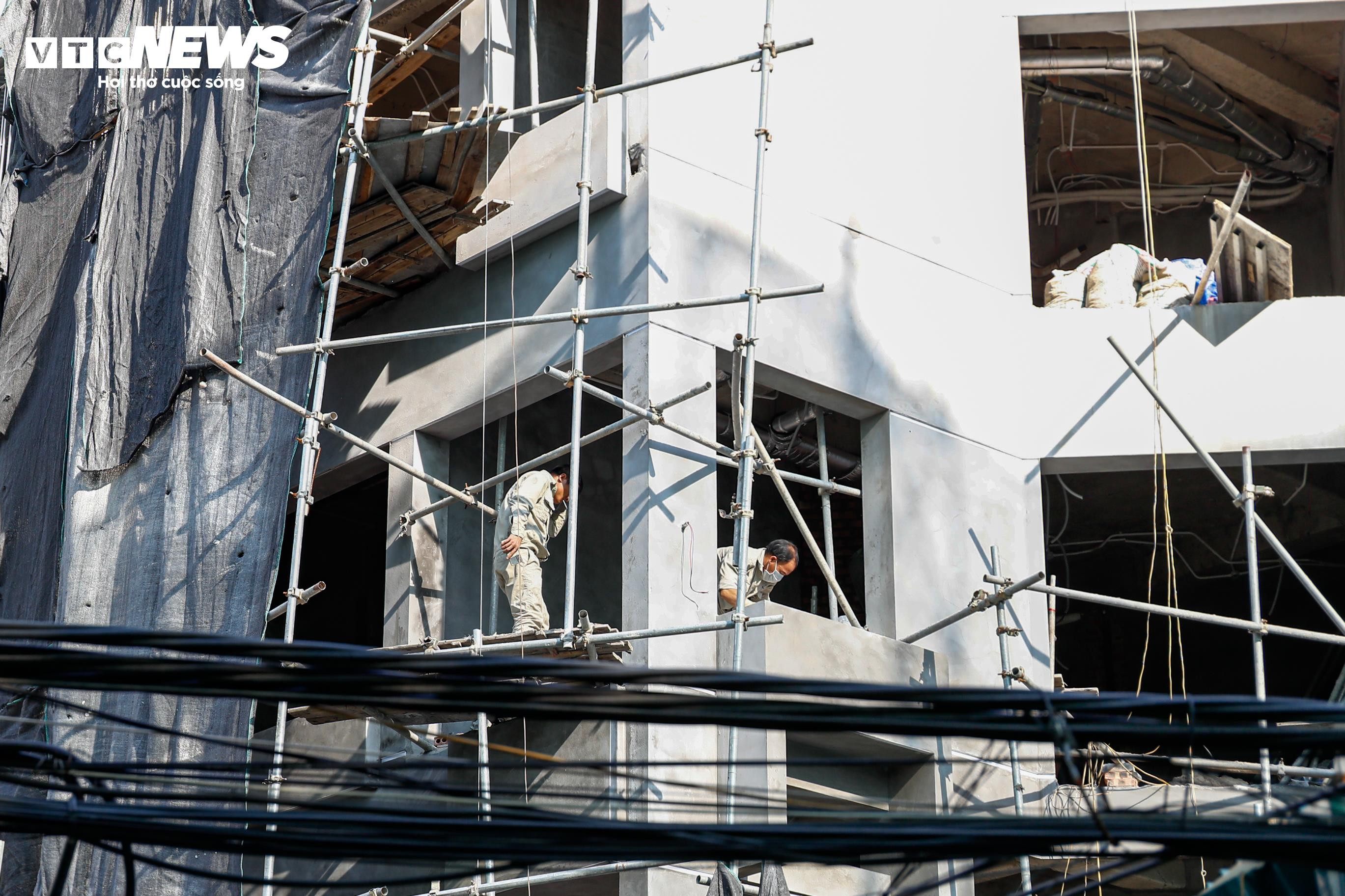 Hiểm họa rình rập khi đi qua những công trình đang xây dựng, phá dỡ ở Hà Nội - 8