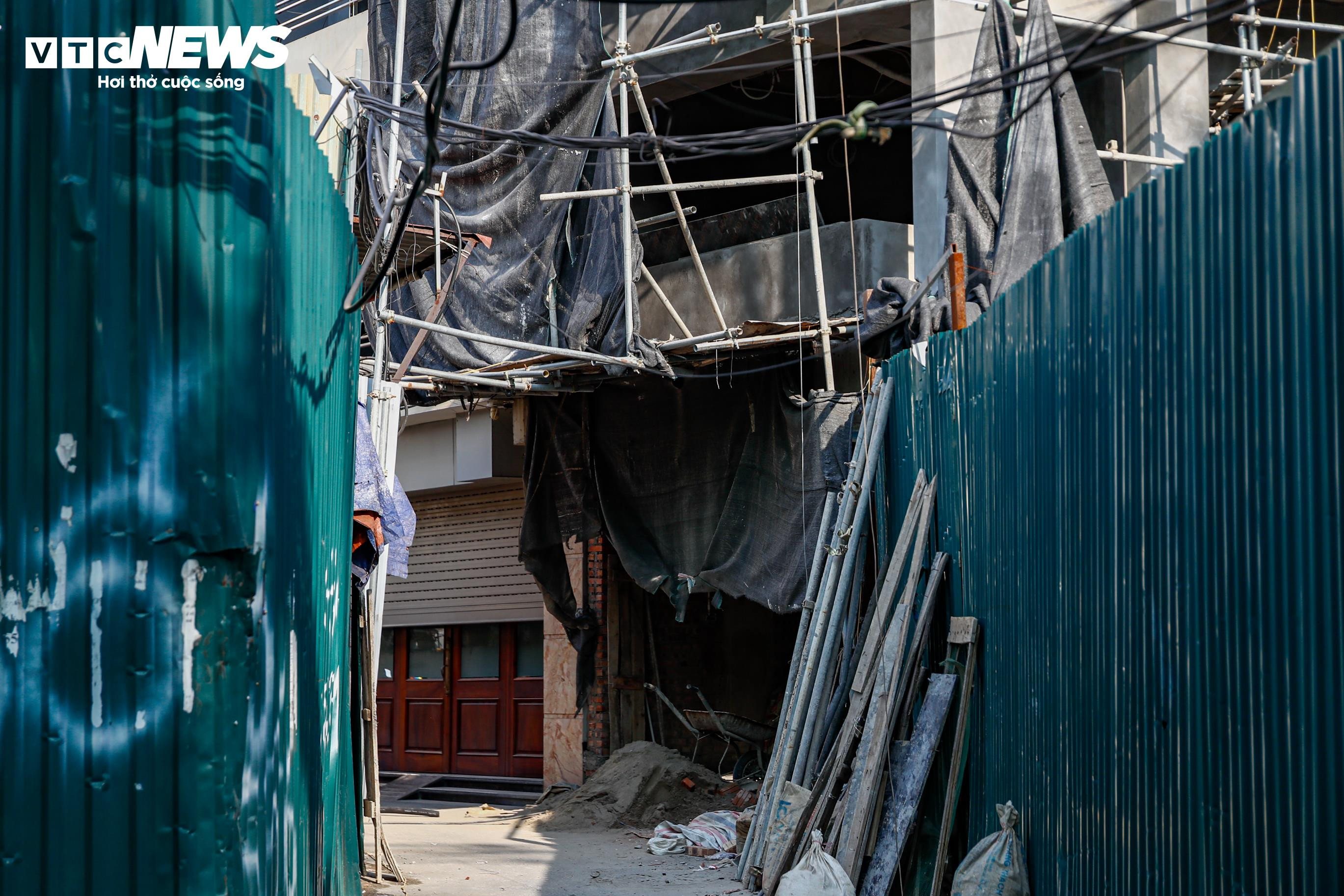 Hiểm họa rình rập khi đi qua những công trình đang xây dựng, phá dỡ ở Hà Nội - 9