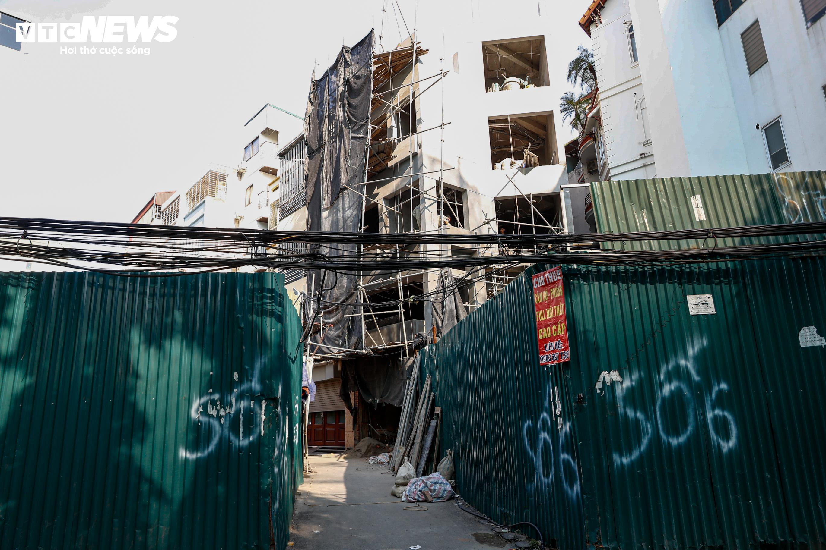 Hiểm họa rình rập khi đi qua những công trình đang xây dựng, phá dỡ ở Hà Nội - 7