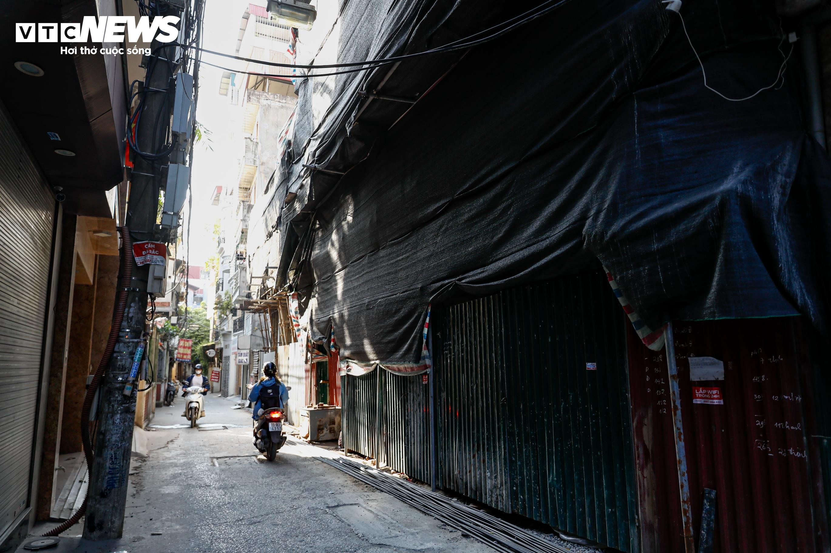 Hiểm họa rình rập khi đi qua những công trình đang xây dựng, phá dỡ ở Hà Nội - 3