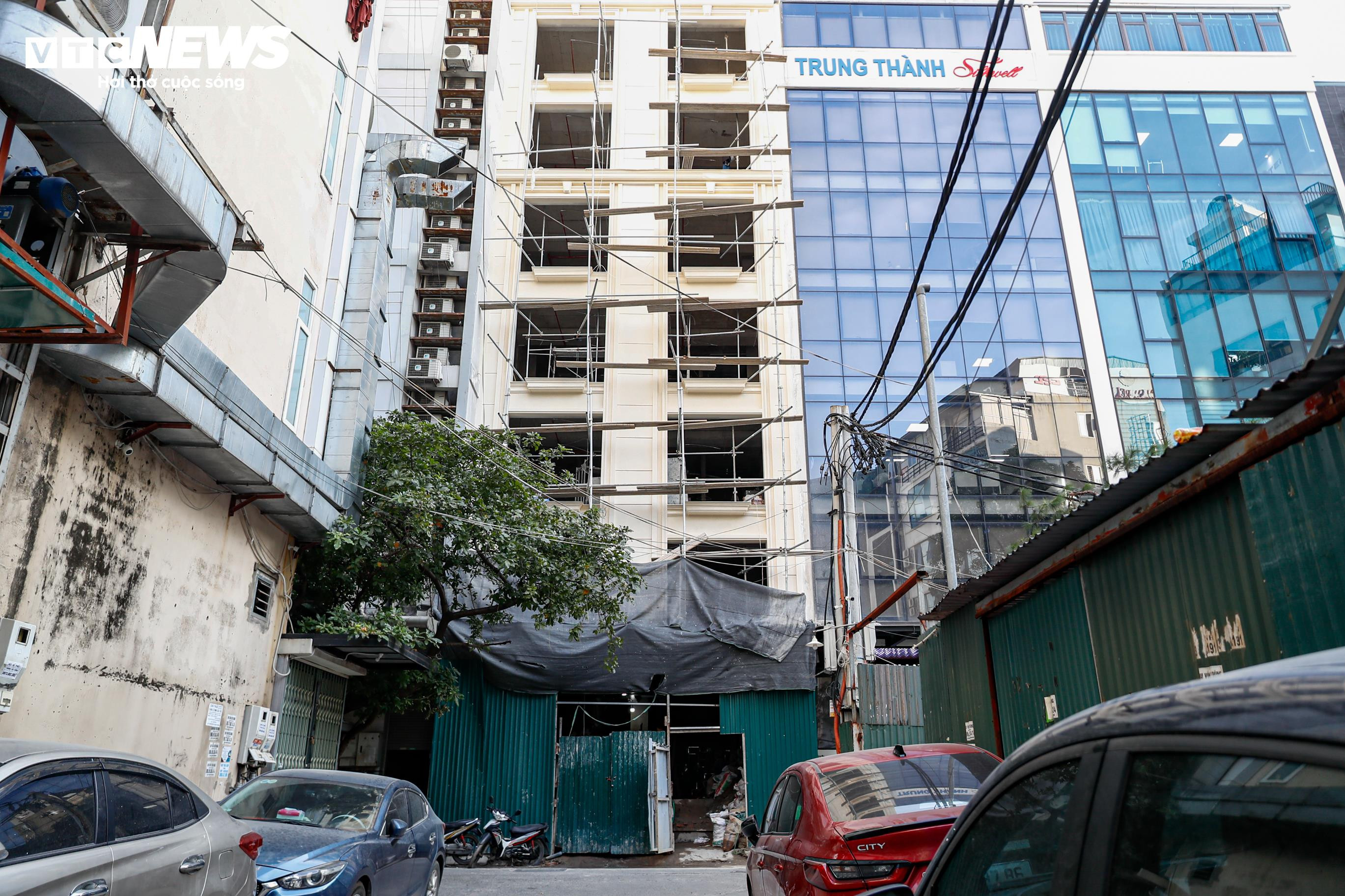 Hiểm họa rình rập khi đi qua những công trình đang xây dựng, phá dỡ ở Hà Nội - 12