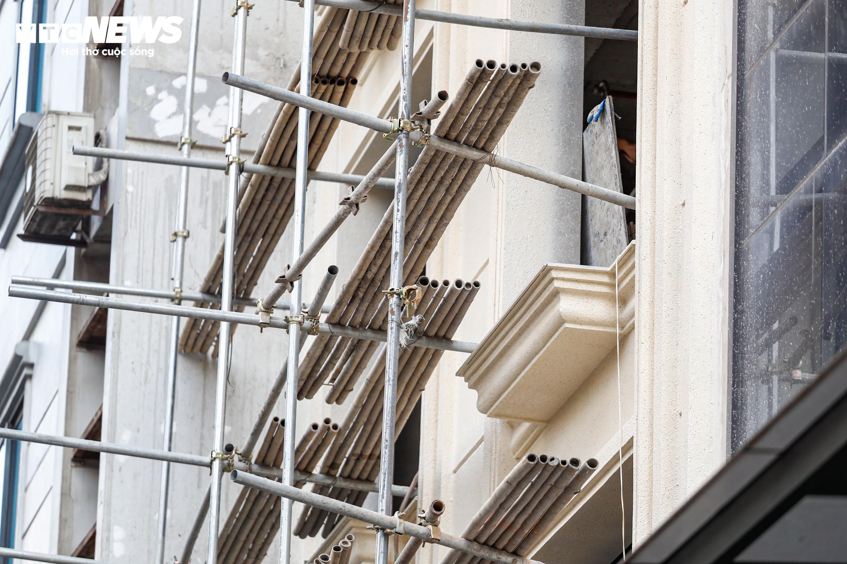 Hiểm họa rình rập khi đi qua những công trình đang xây dựng, phá dỡ ở Hà Nội - 13