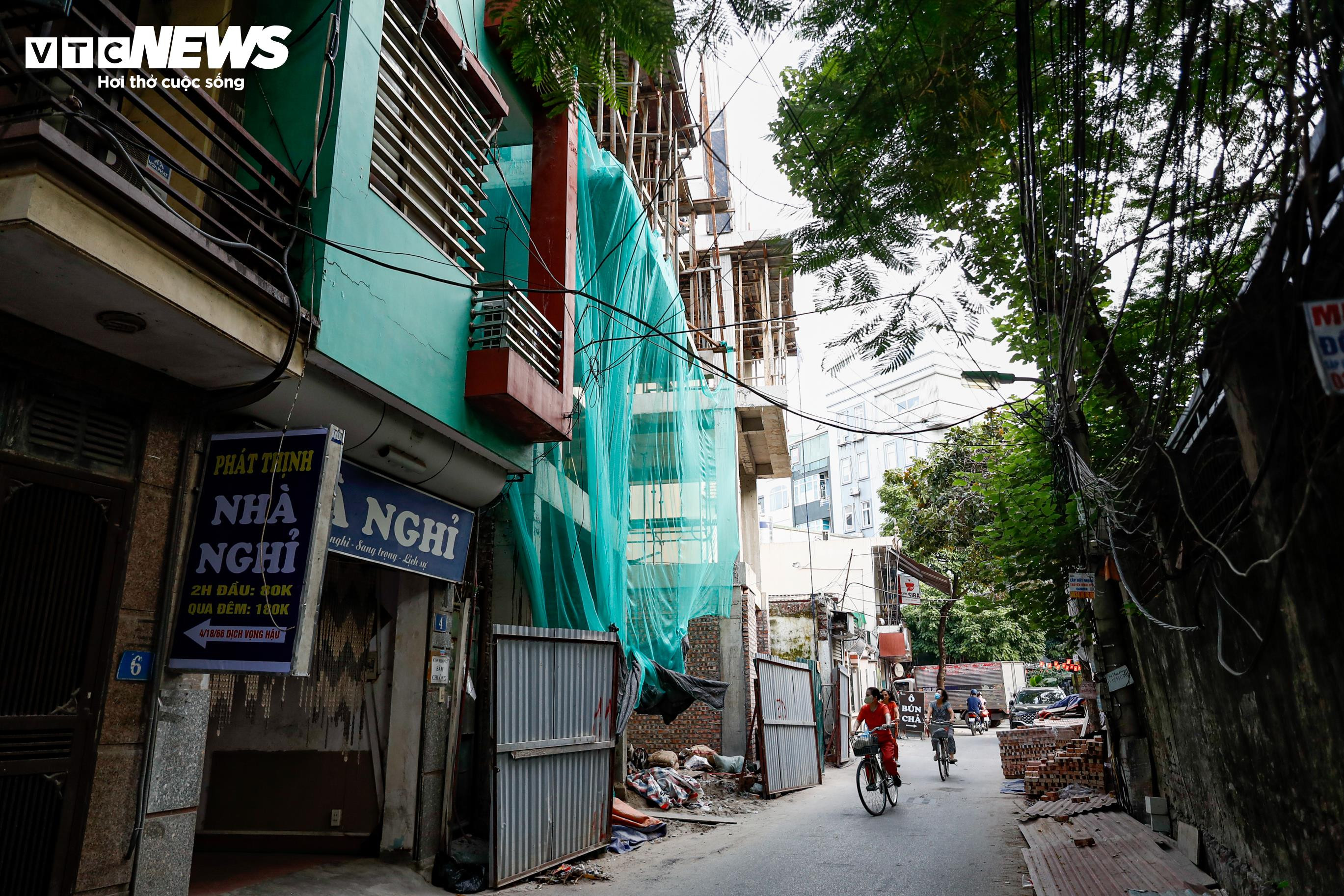 Hiểm họa rình rập khi đi qua những công trình đang xây dựng, phá dỡ ở Hà Nội - 14