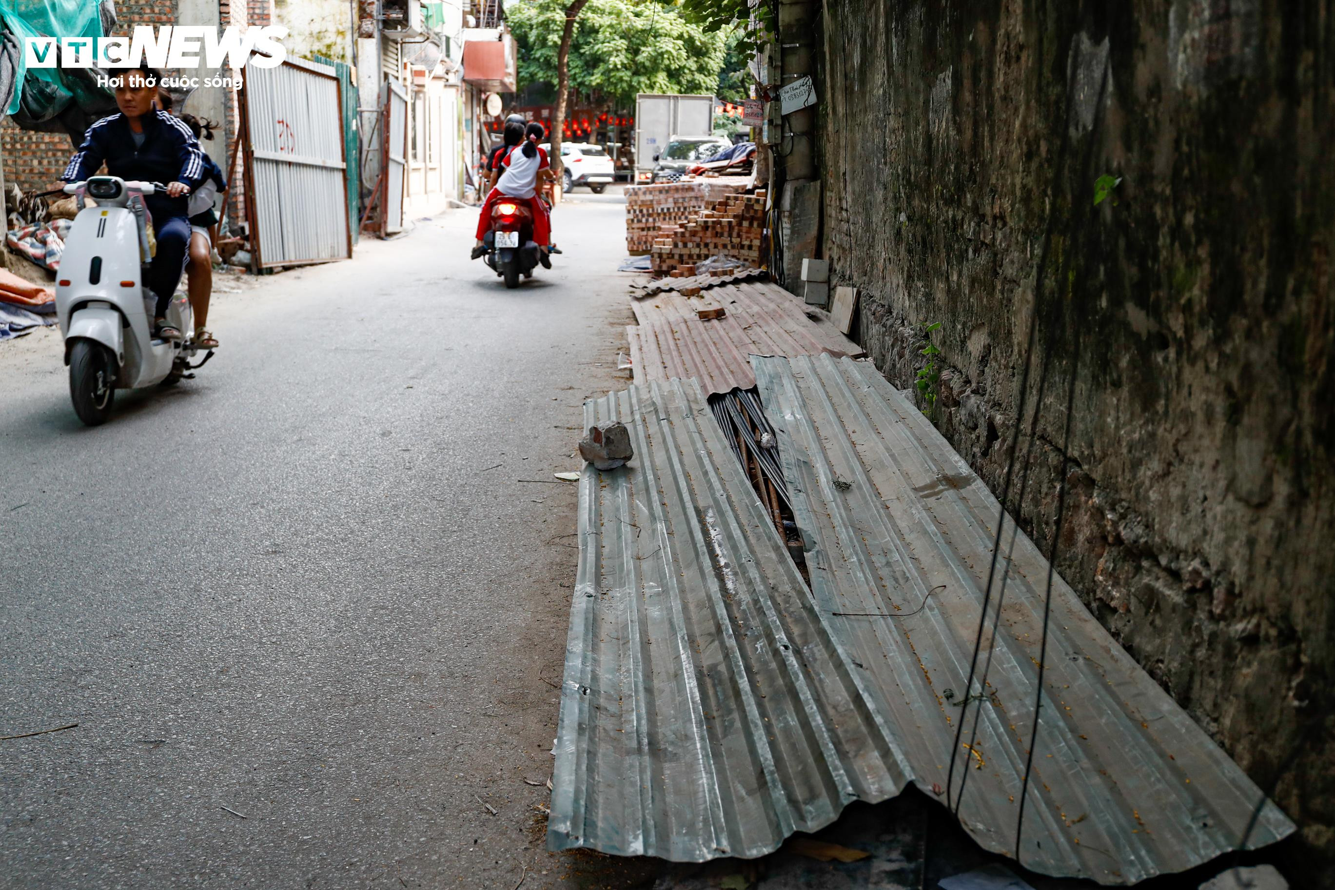 Hiểm họa rình rập khi đi qua những công trình đang xây dựng, phá dỡ ở Hà Nội - 15