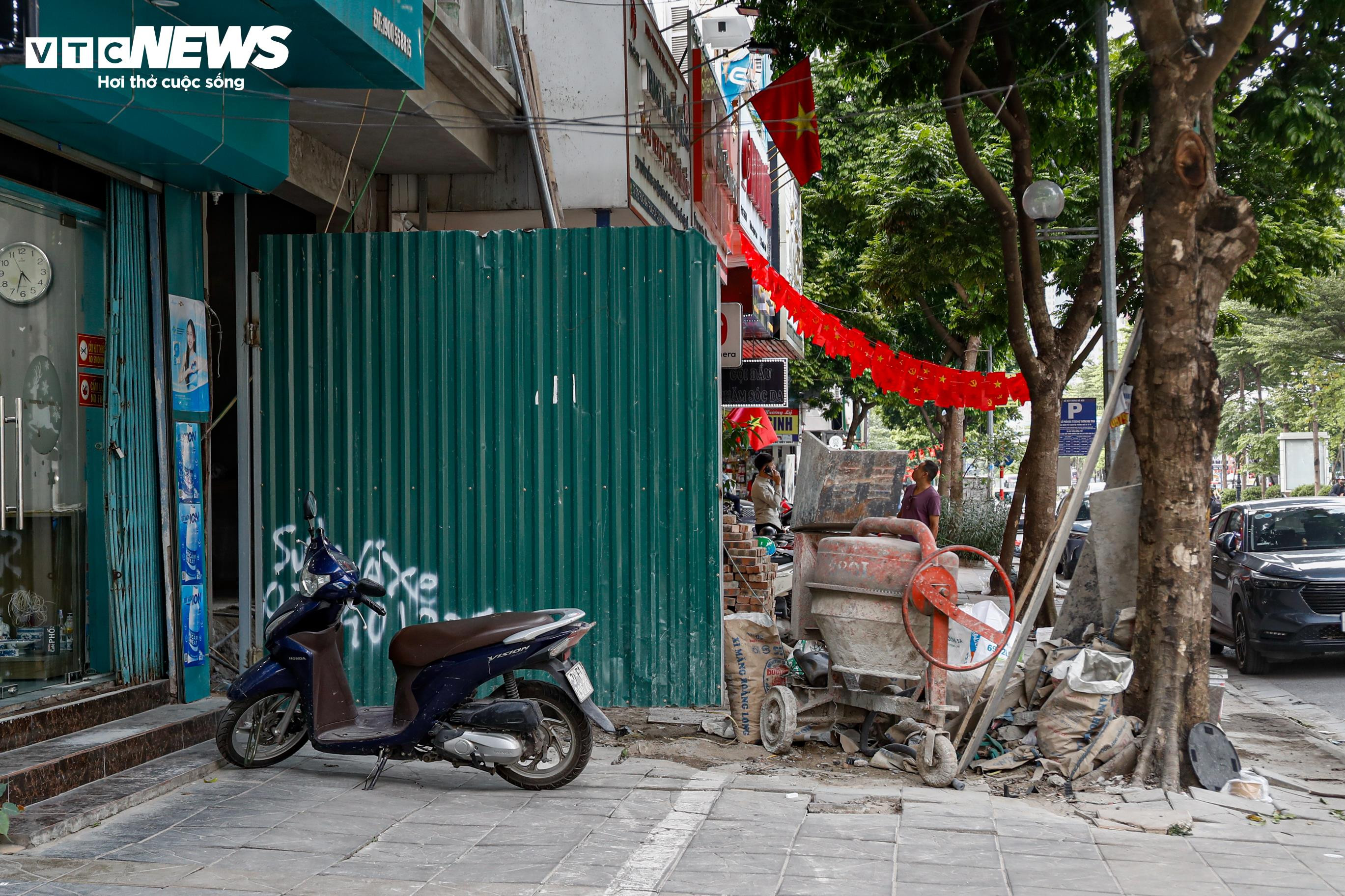 Hiểm họa rình rập khi đi qua những công trình đang xây dựng, phá dỡ ở Hà Nội - 16