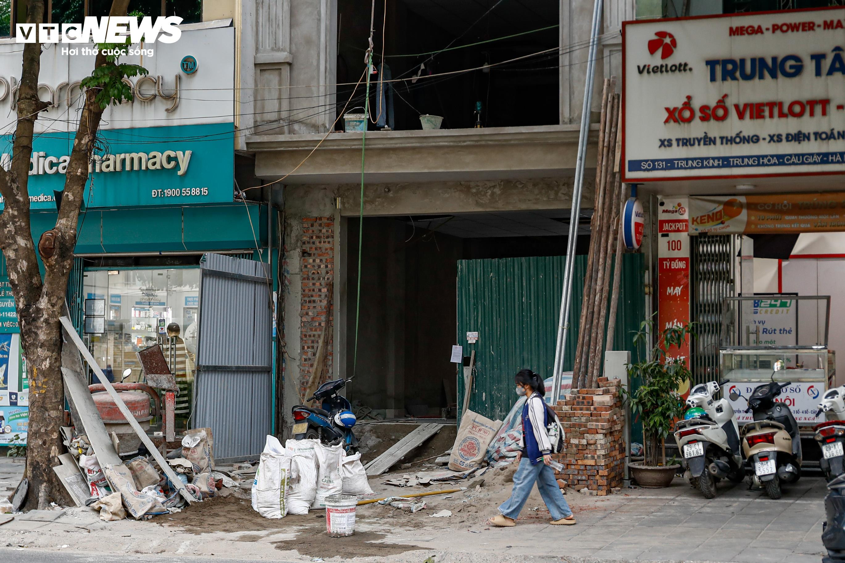 Hiểm họa rình rập khi đi qua những công trình đang xây dựng, phá dỡ ở Hà Nội - 17