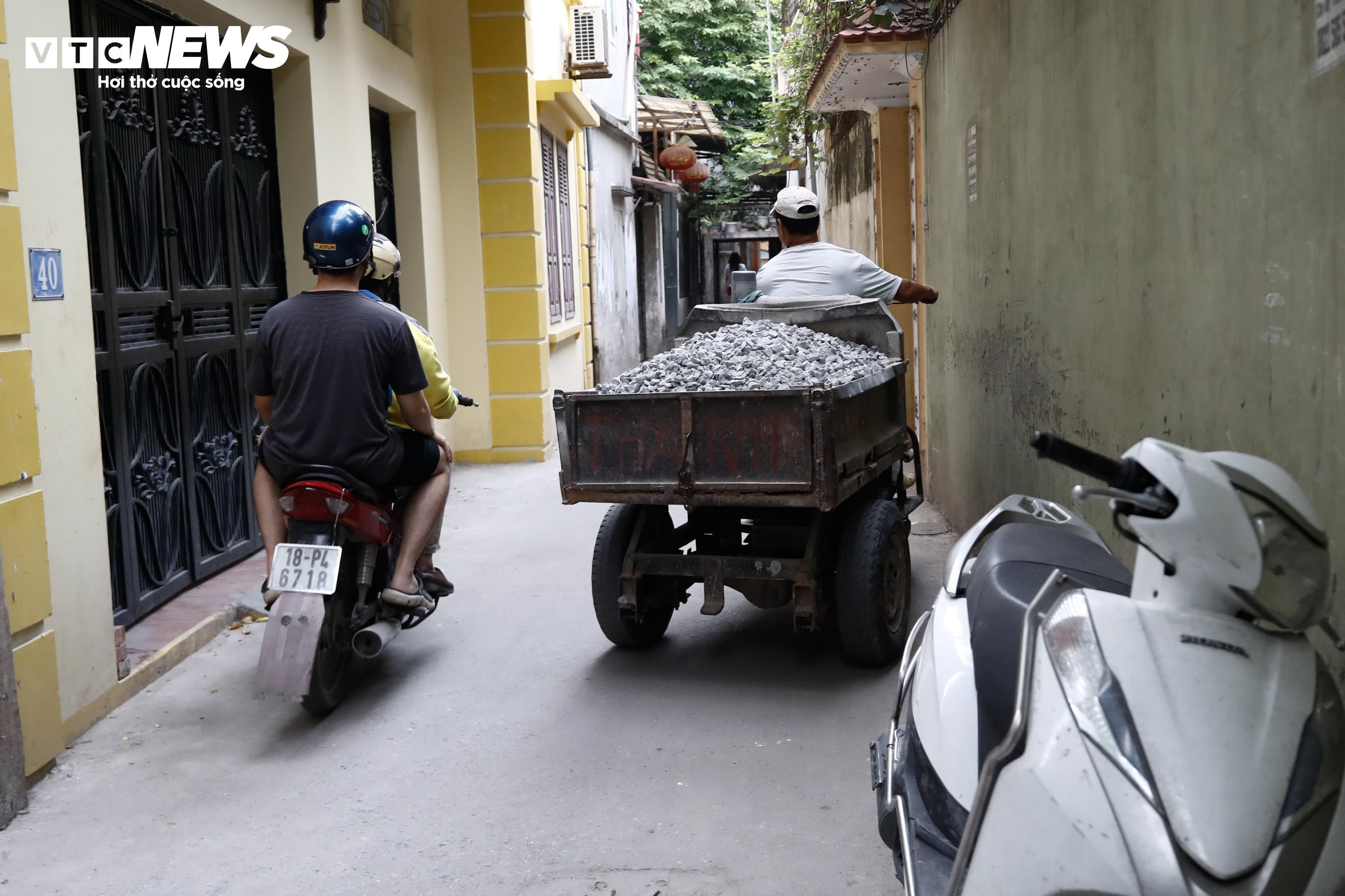 Hiểm họa rình rập khi đi qua những công trình đang xây dựng, phá dỡ ở Hà Nội - 11