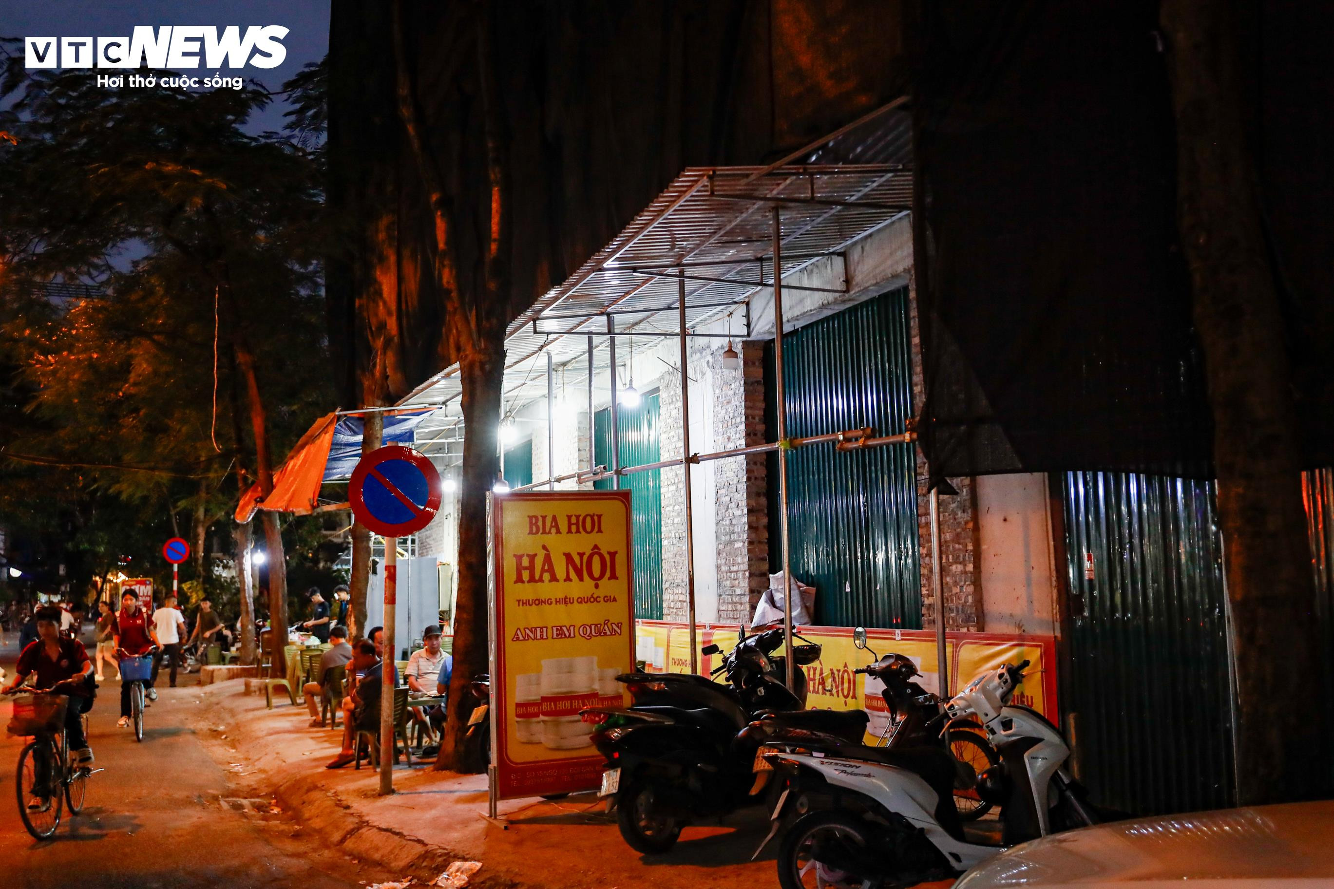 Hiểm họa rình rập khi đi qua những công trình đang xây dựng, phá dỡ ở Hà Nội - 19