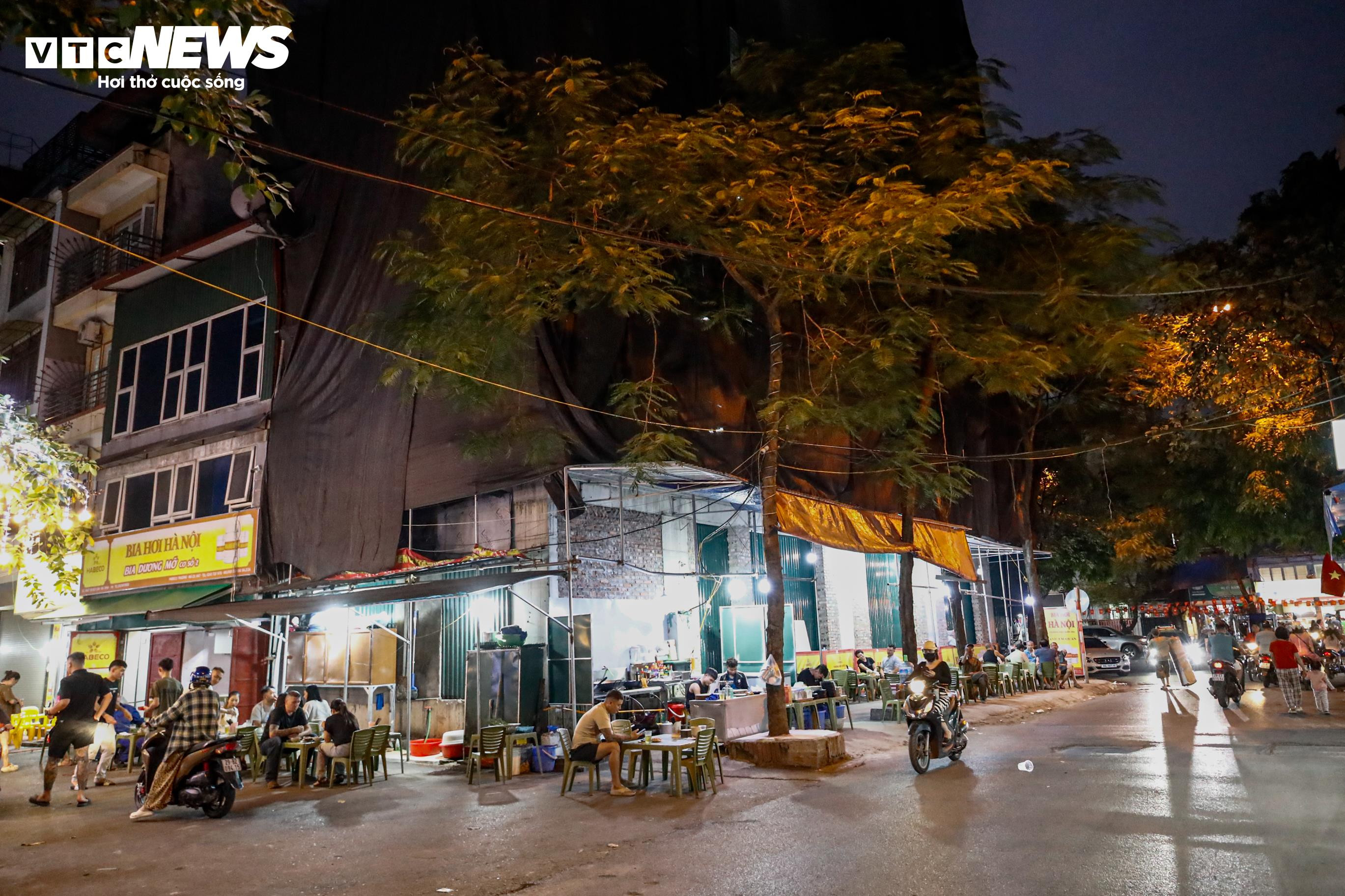 Hiểm họa rình rập khi đi qua những công trình đang xây dựng, phá dỡ ở Hà Nội - 20