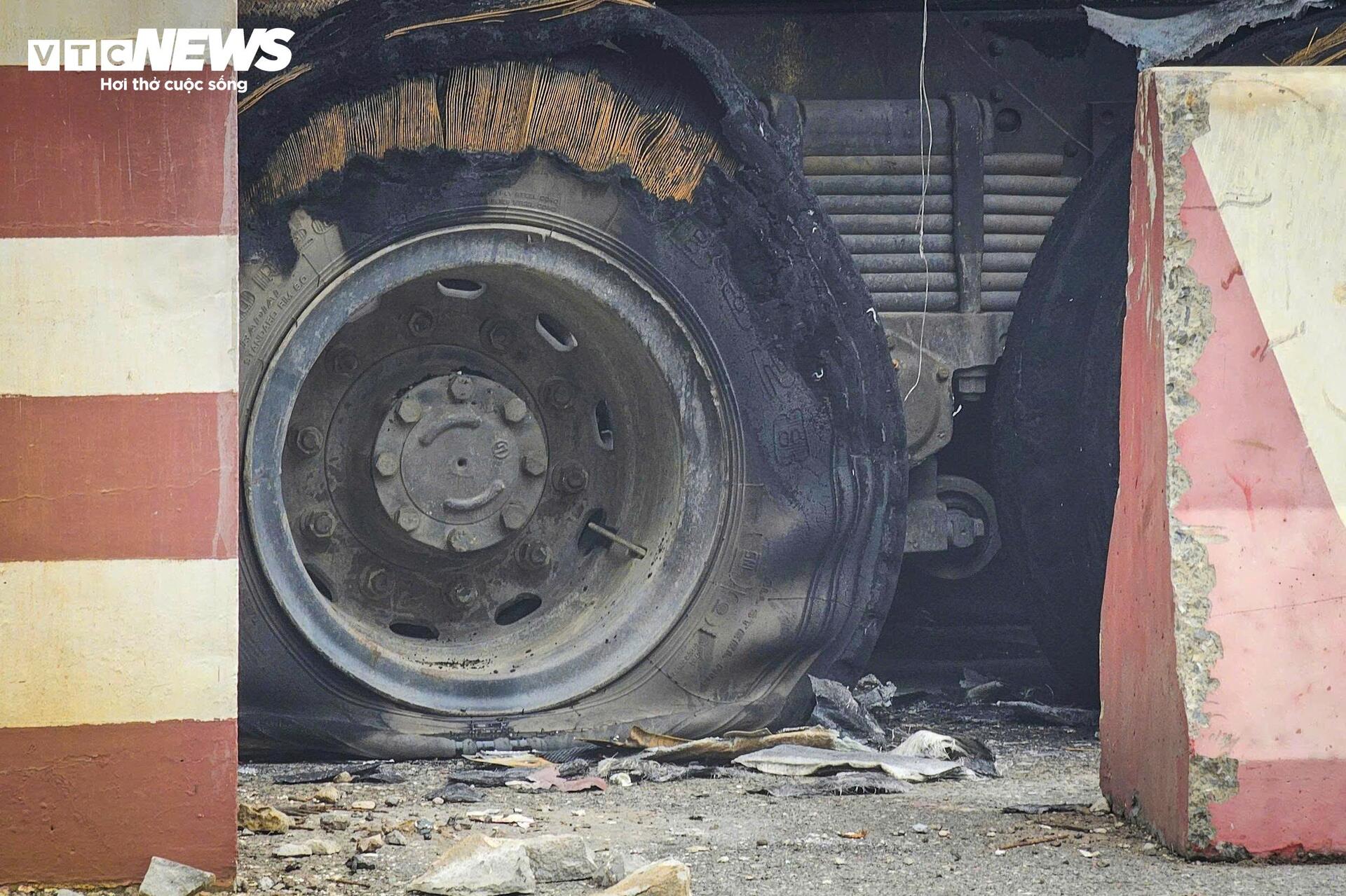 Hiện trường xe bồn nổ như bom: Xé toạc cabin, thổi bay cửa kính nhà dân - 5