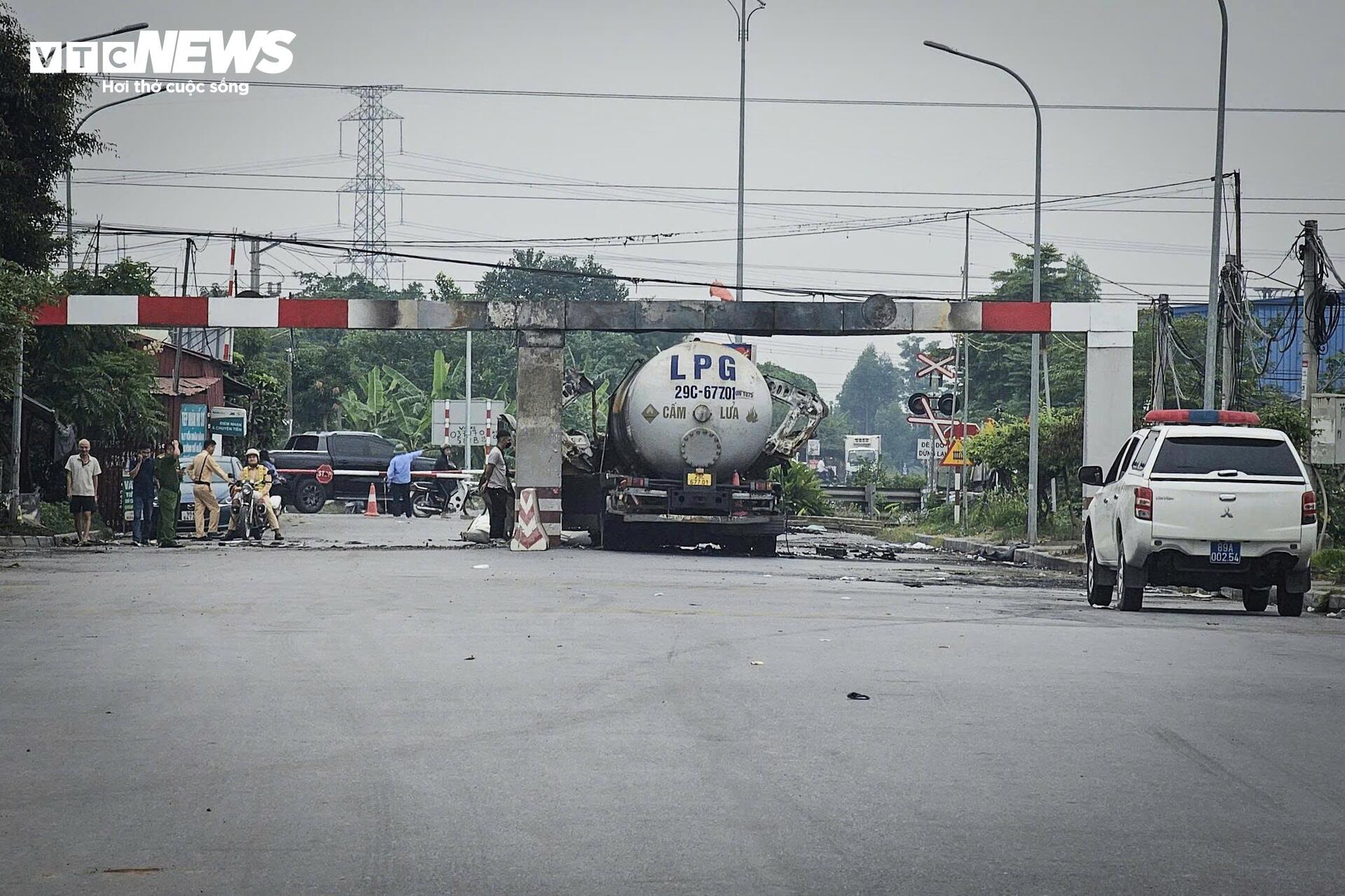 Hiện trường xe bồn nổ như bom: Xé toạc cabin, thổi bay cửa kính nhà dân - 9