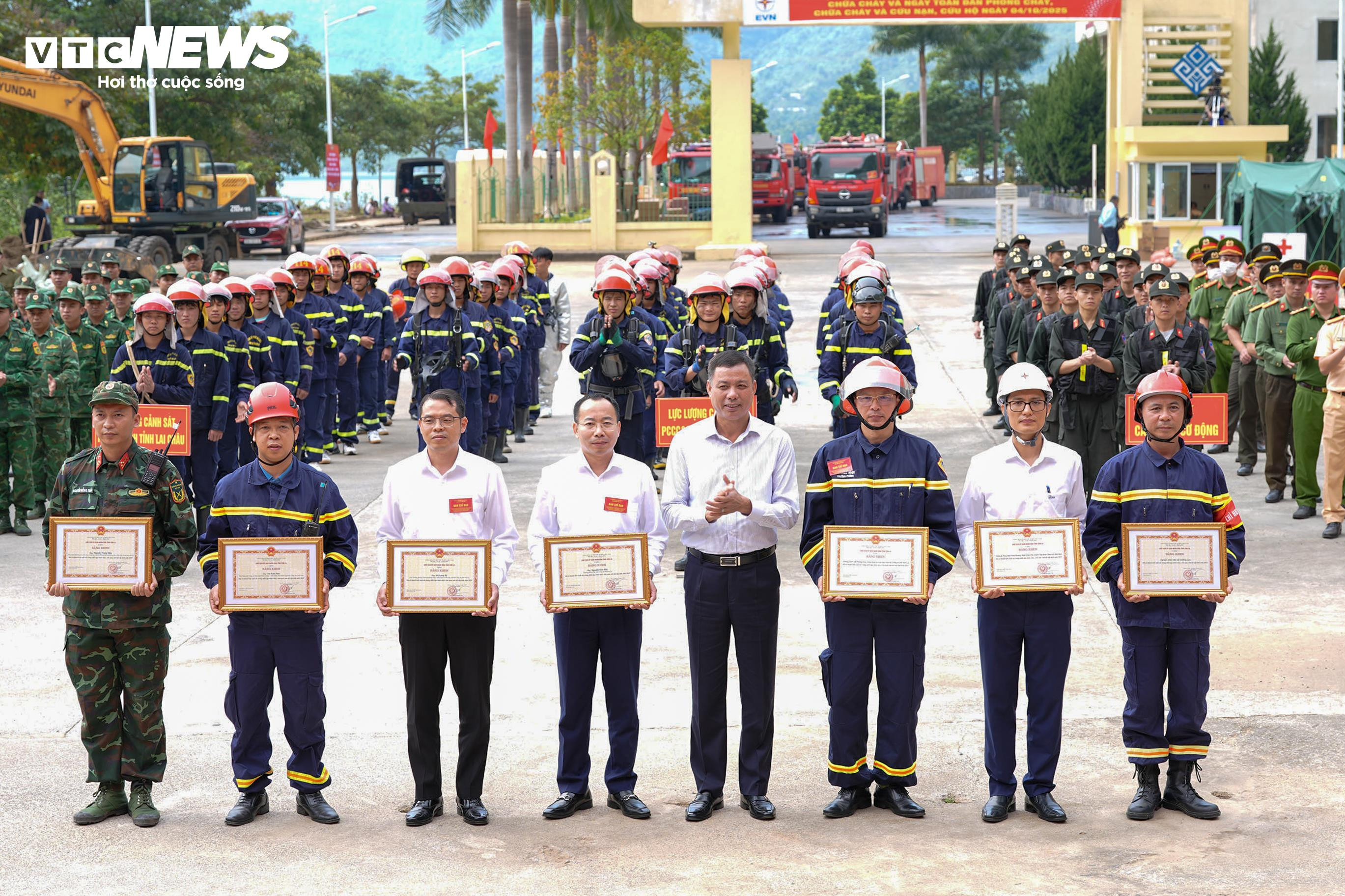 Hơn 550 người diễn tập chữa cháy, cứu người mắc kẹt trong hầm thủy điện - 11