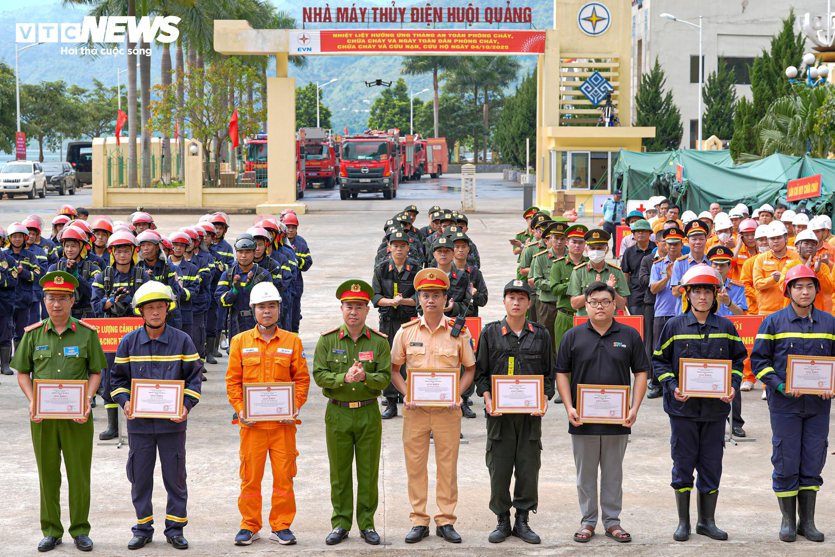 Hơn 550 người diễn tập chữa cháy, cứu người mắc kẹt trong hầm thủy điện - 10