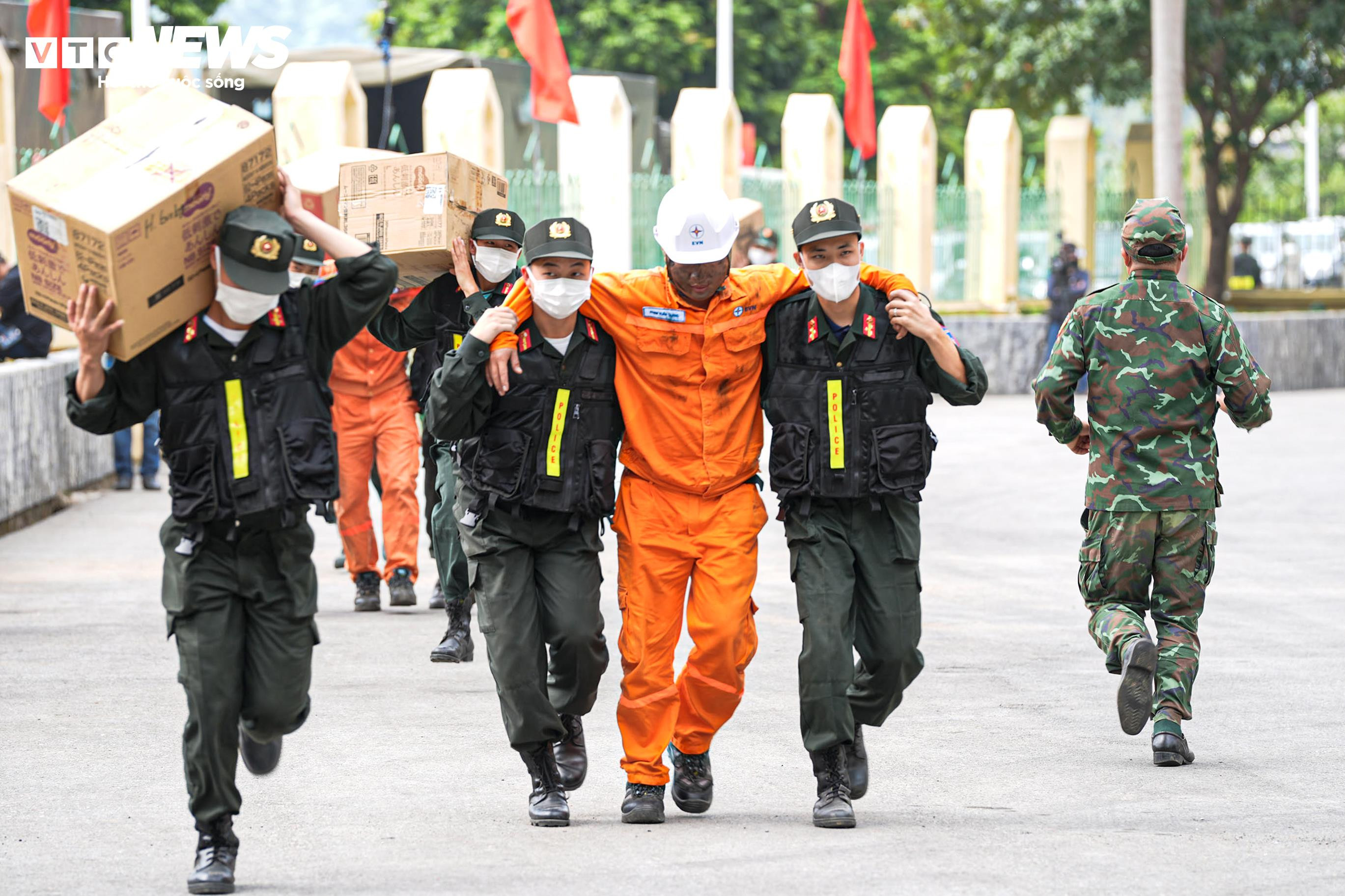 Hơn 550 người diễn tập chữa cháy, cứu người mắc kẹt trong hầm thủy điện - 8