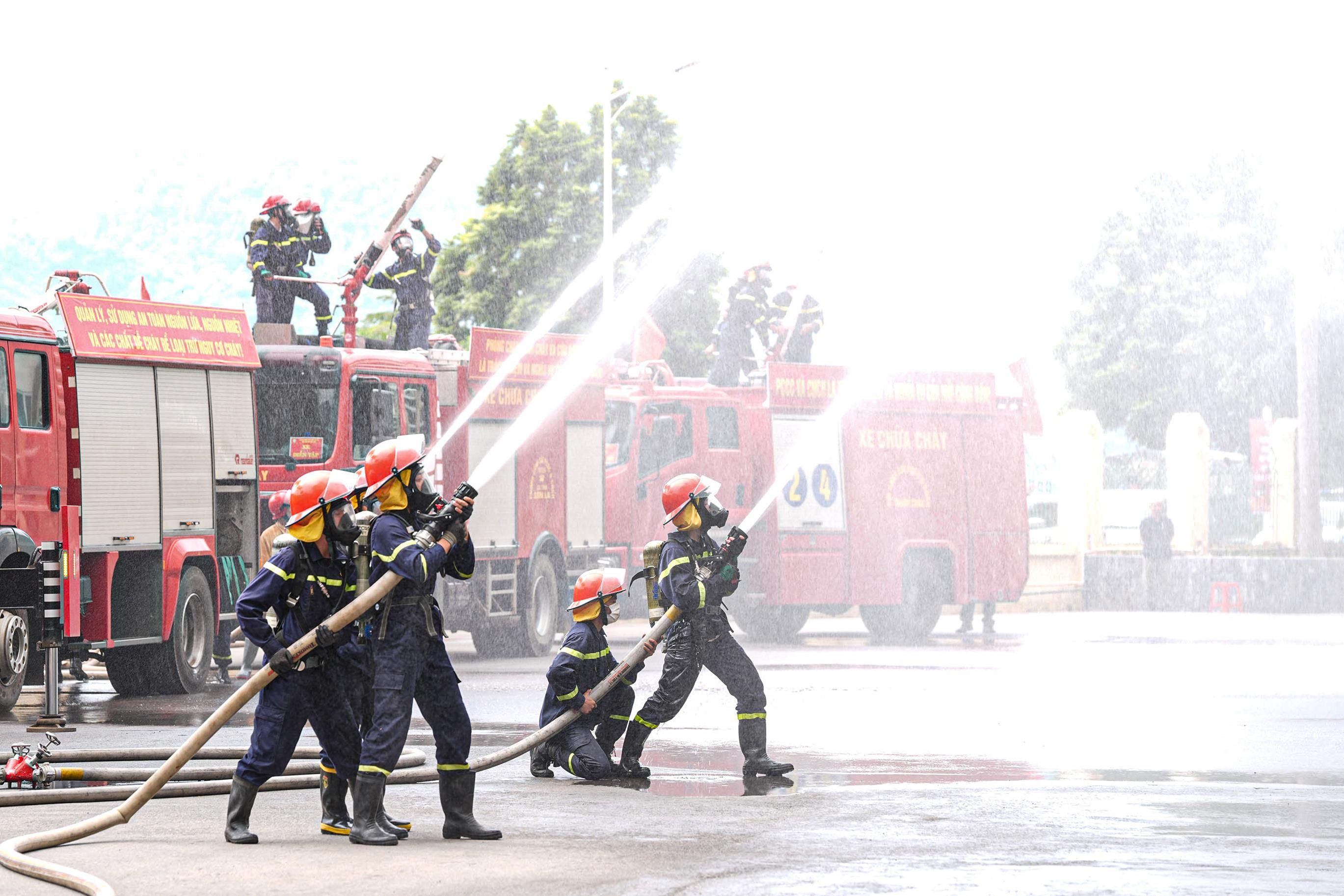 Hơn 550 người diễn tập chữa cháy, cứu người mắc kẹt trong hầm thủy điện - 7